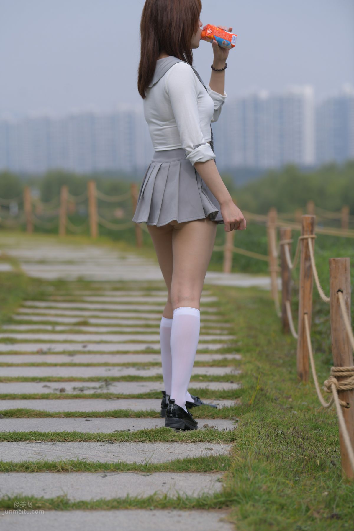 [魔鏡街拍] 095 性感動人的小百褶裙美女 519