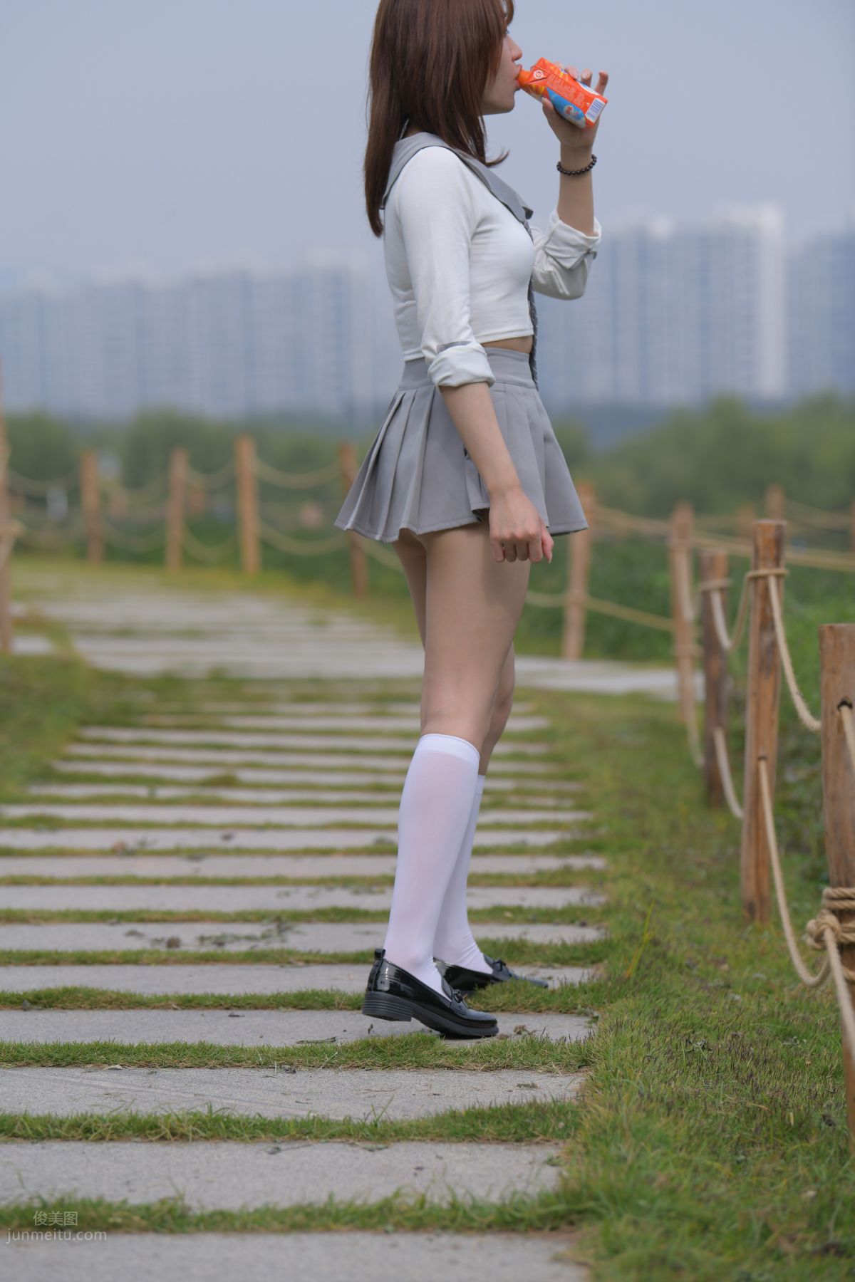 [魔鏡街拍] 095 性感動人的小百褶裙美女 520