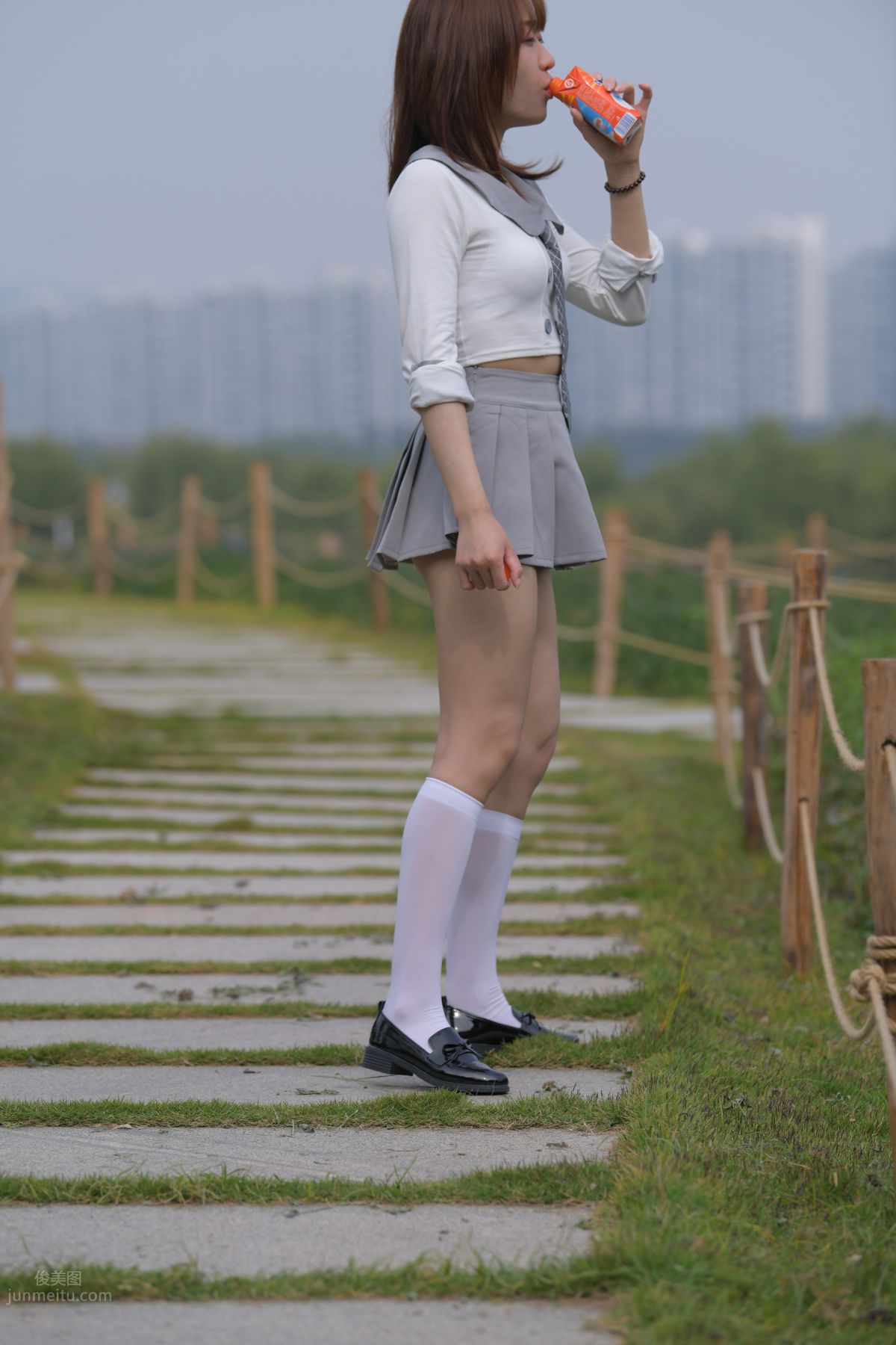 [魔鏡街拍] 095 性感動人的小百褶裙美女 521