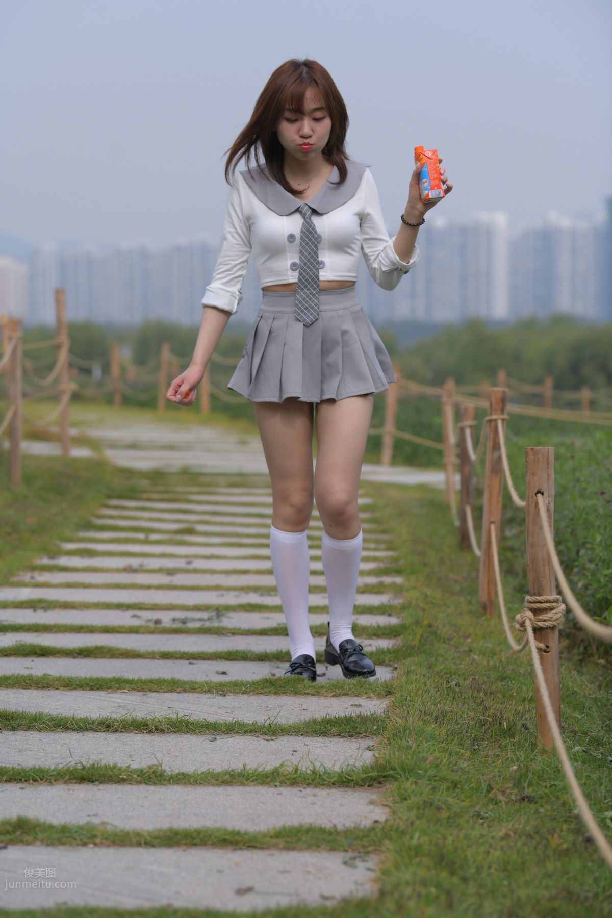 [魔鏡街拍] 095 性感動人的小百褶裙美女 523