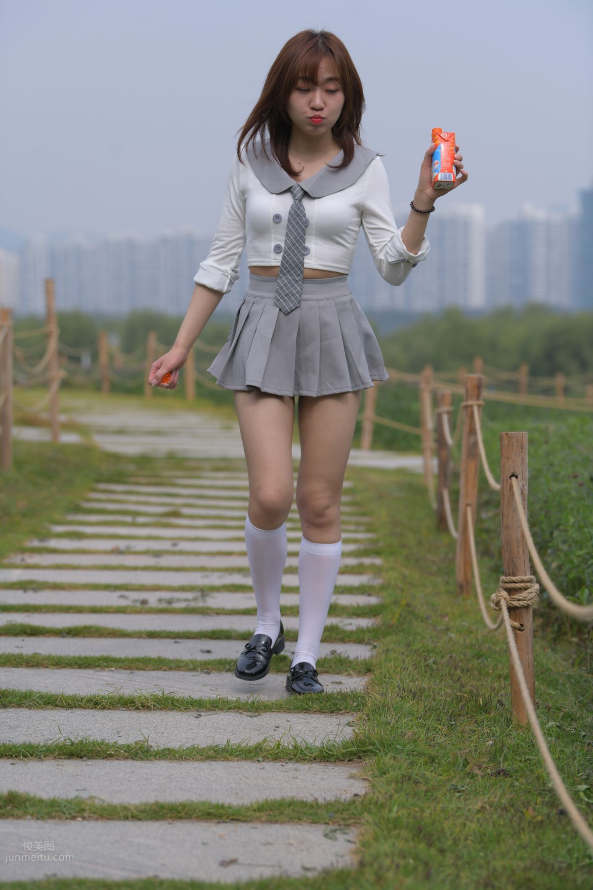 [魔鏡街拍] 095 性感動人的小百褶裙美女 526