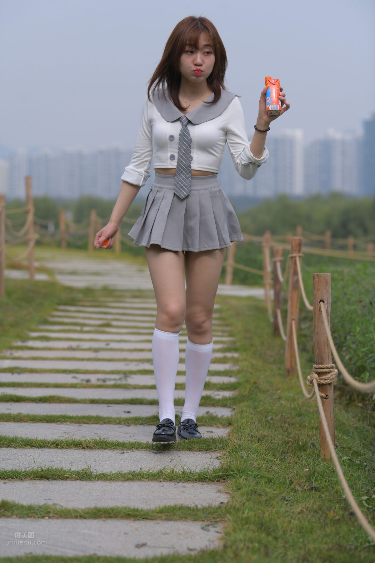 [魔鏡街拍] 095 性感動人的小百褶裙美女 527