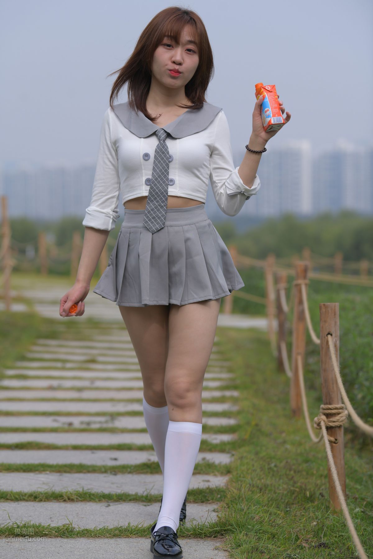 [魔鏡街拍] 095 性感動人的小百褶裙美女 528