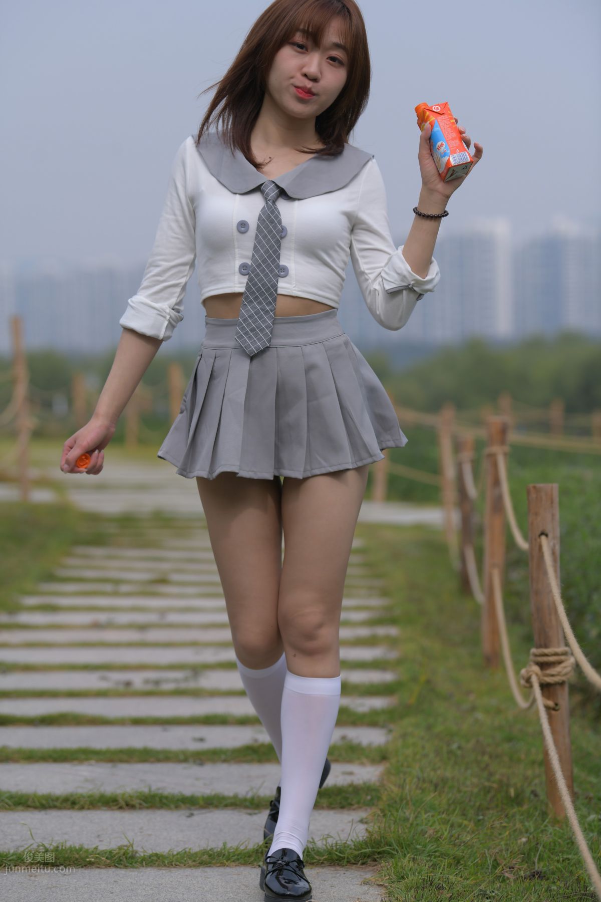 [魔鏡街拍] 095 性感動人的小百褶裙美女 529