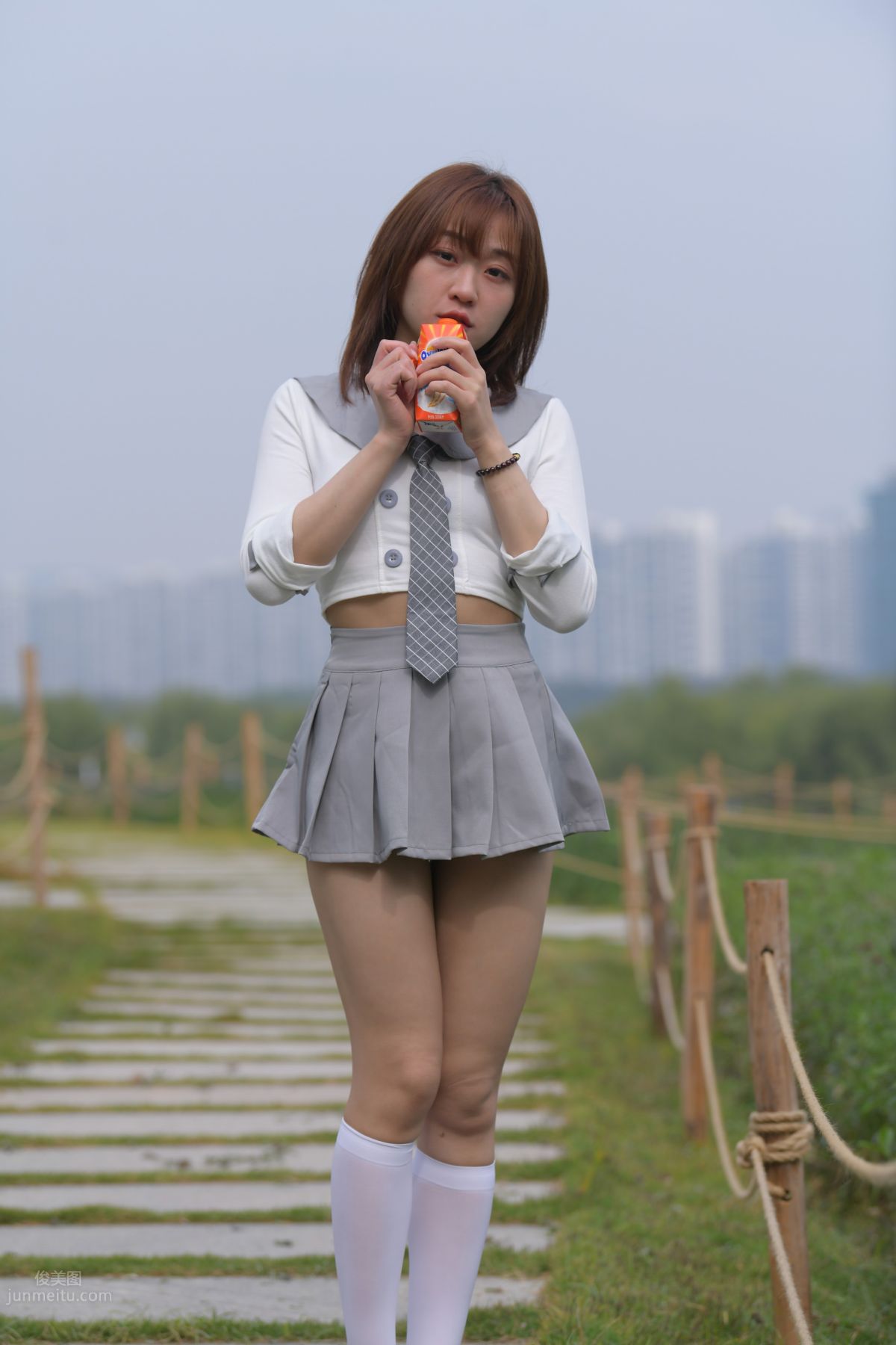 [魔鏡街拍] 095 性感動人的小百褶裙美女 540
