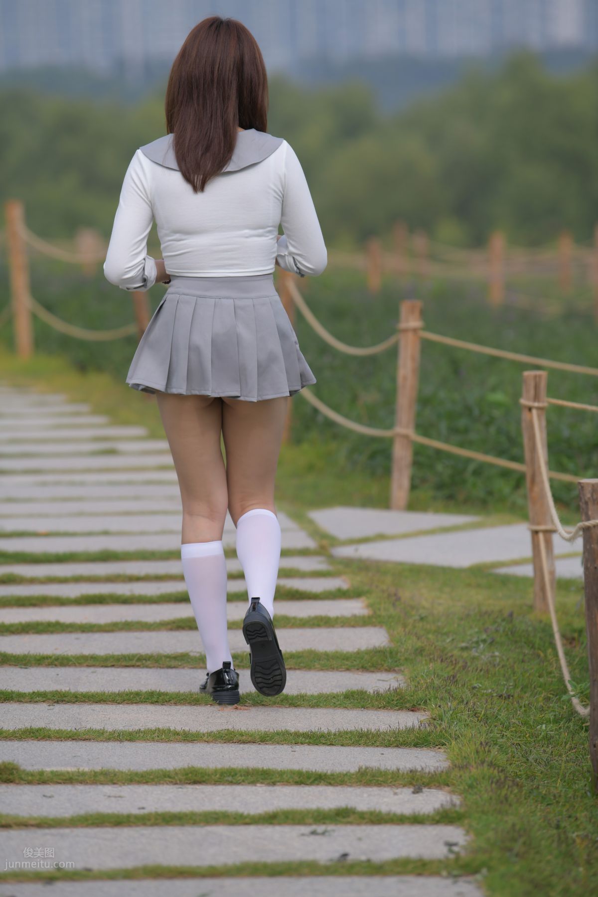 [魔鏡街拍] 095 性感動人的小百褶裙美女 553
