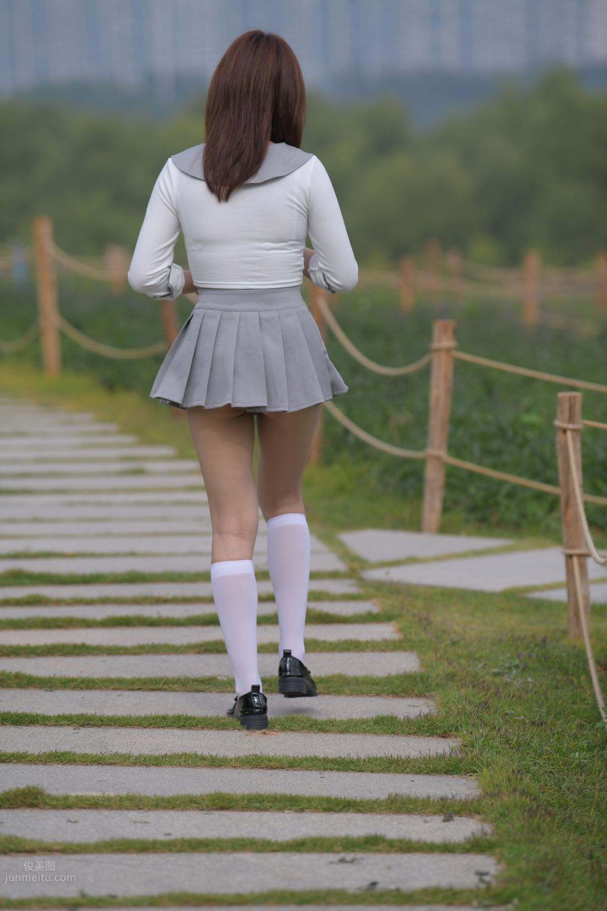 [魔鏡街拍] 095 性感動人的小百褶裙美女 554