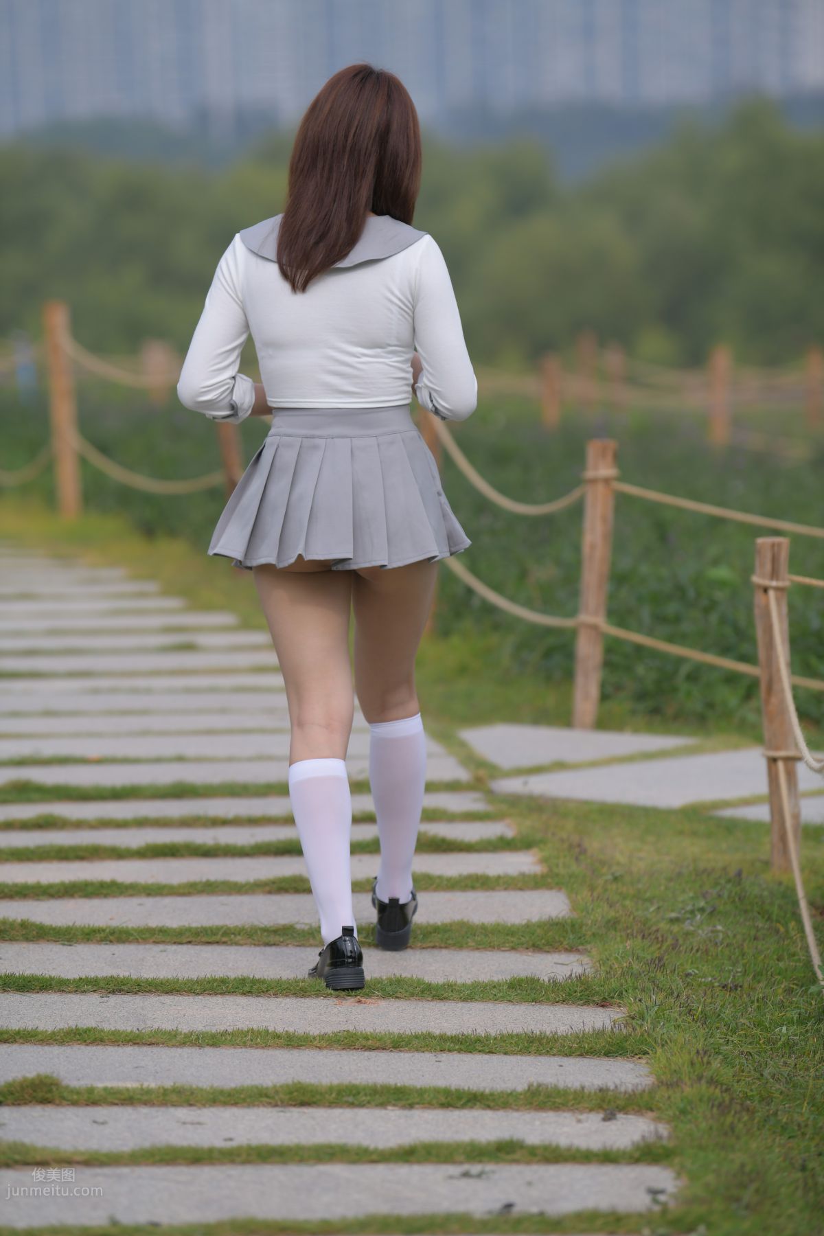 [魔鏡街拍] 095 性感動人的小百褶裙美女 555