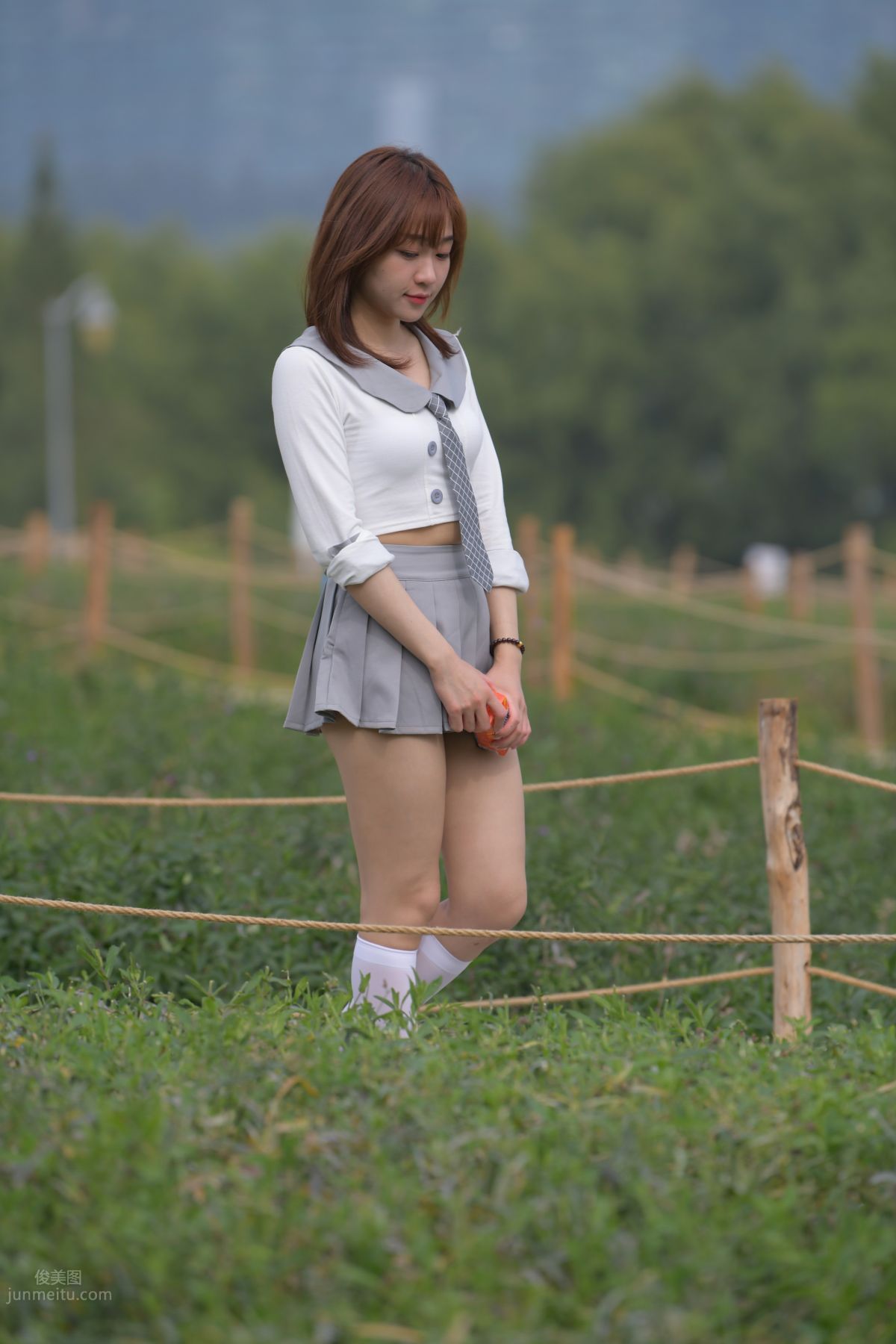 [魔鏡街拍] 095 性感動人的小百褶裙美女 556