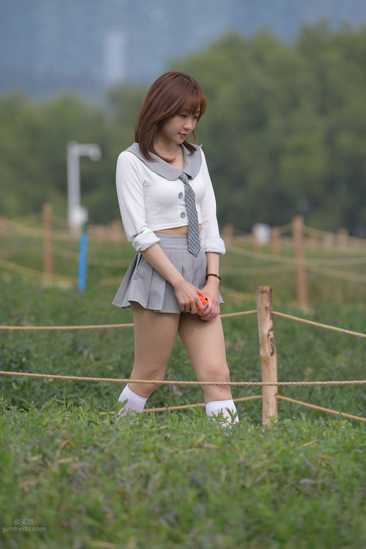 [魔鏡街拍] 095 性感動人的小百褶裙美女 558