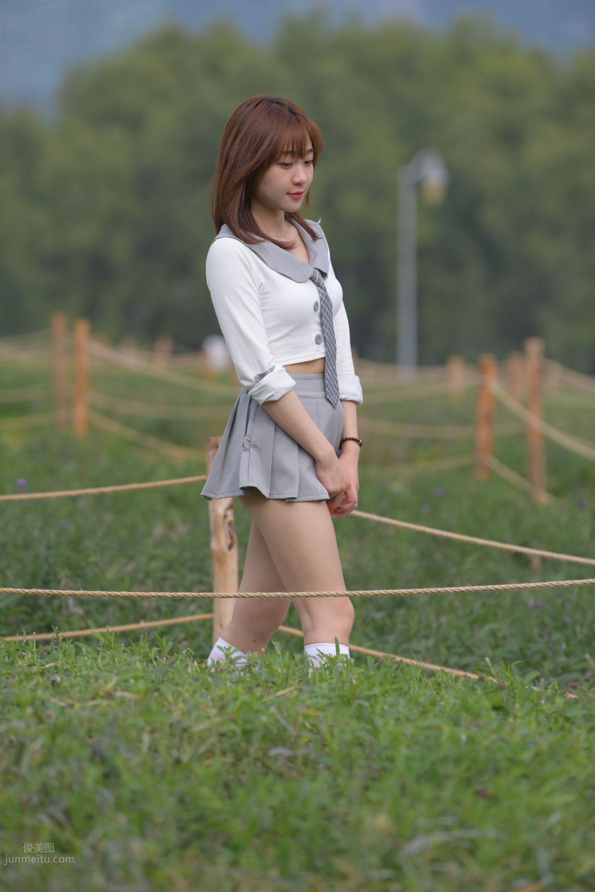 [魔鏡街拍] 095 性感動人的小百褶裙美女 560