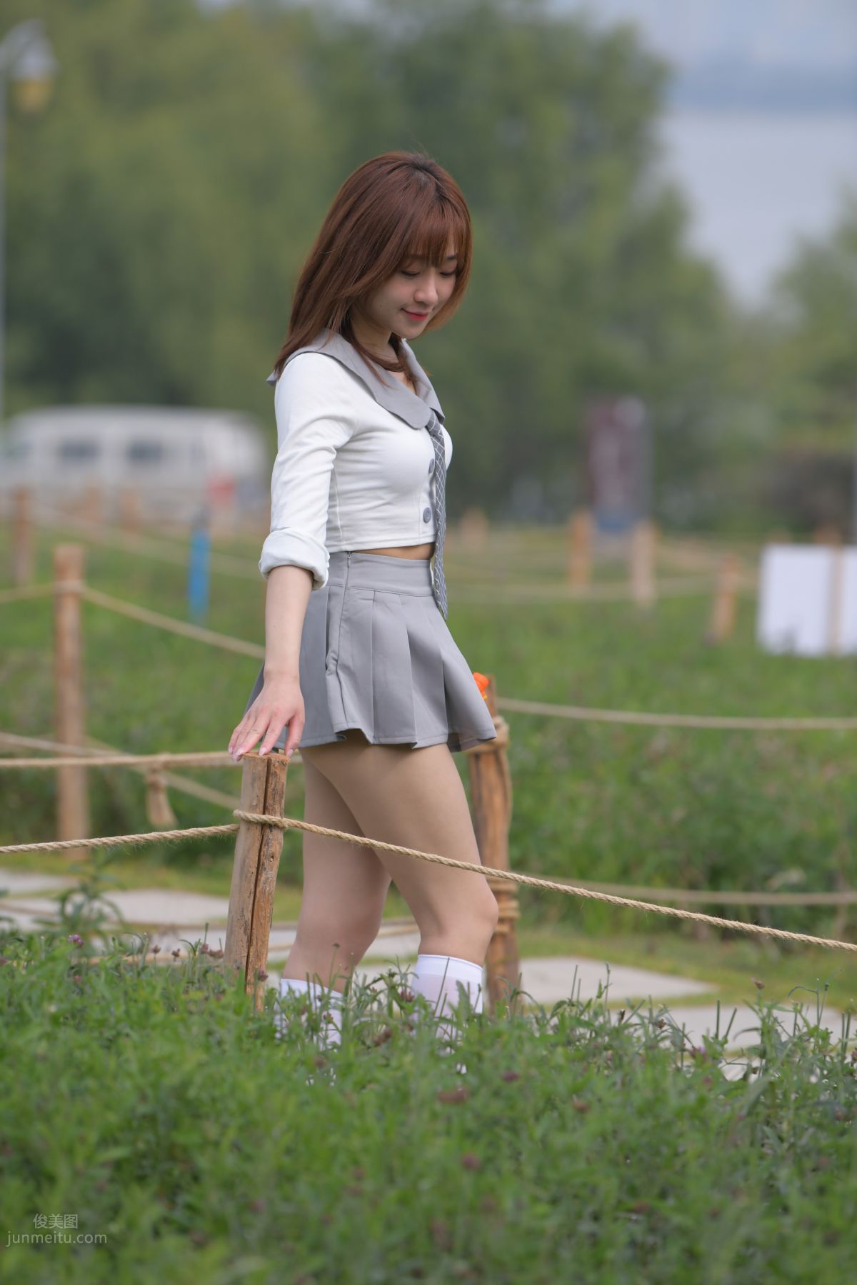 [魔鏡街拍] 095 性感動人的小百褶裙美女 575