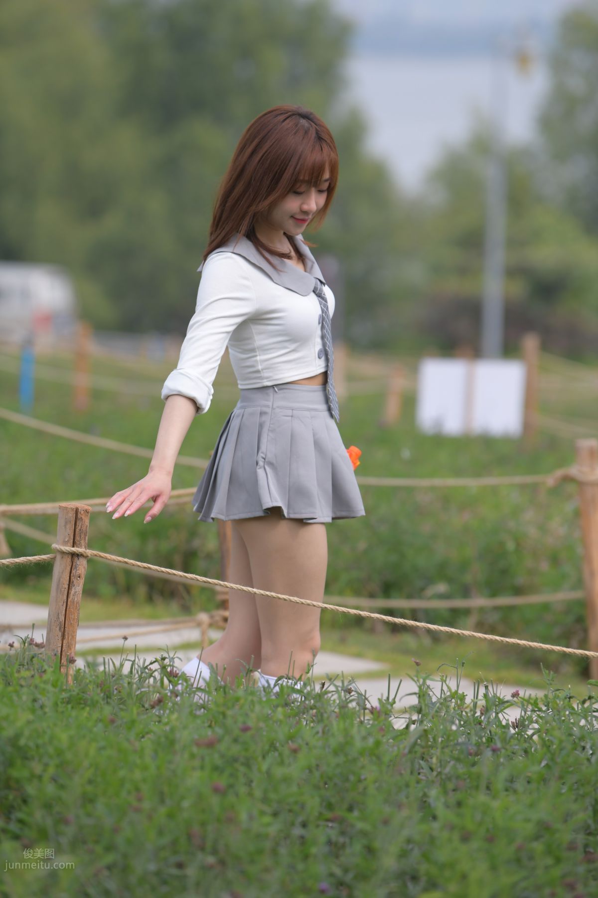 [魔鏡街拍] 095 性感動人的小百褶裙美女 577