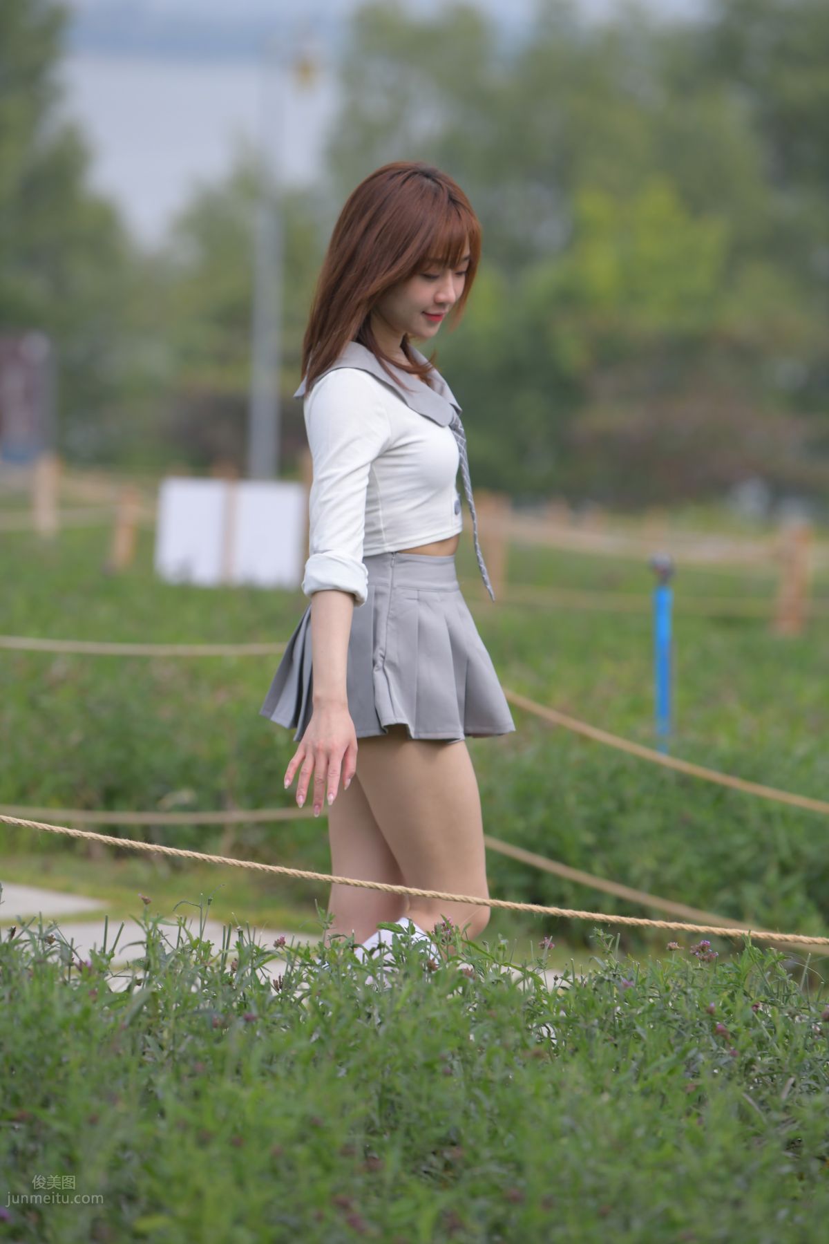 [魔鏡街拍] 095 性感動人的小百褶裙美女 580