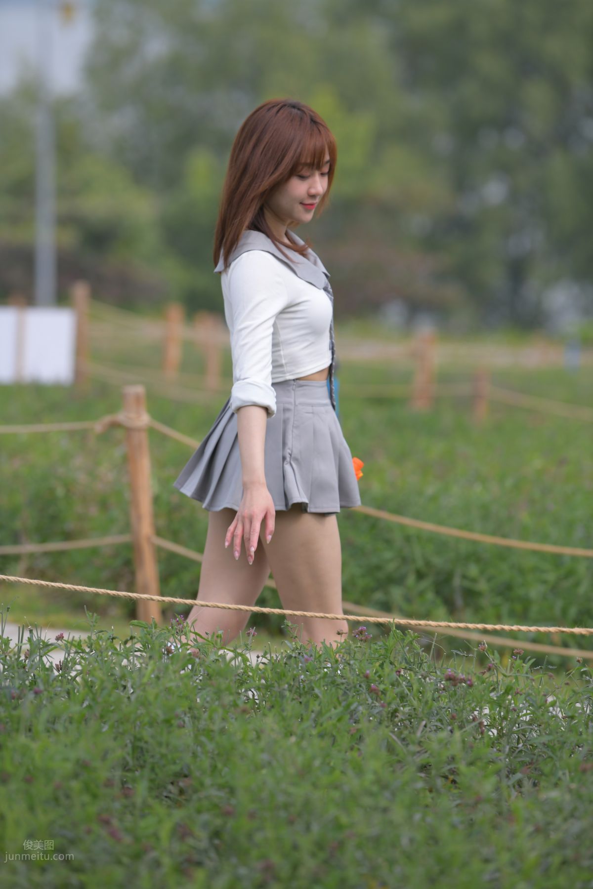 [魔鏡街拍] 095 性感動人的小百褶裙美女 581