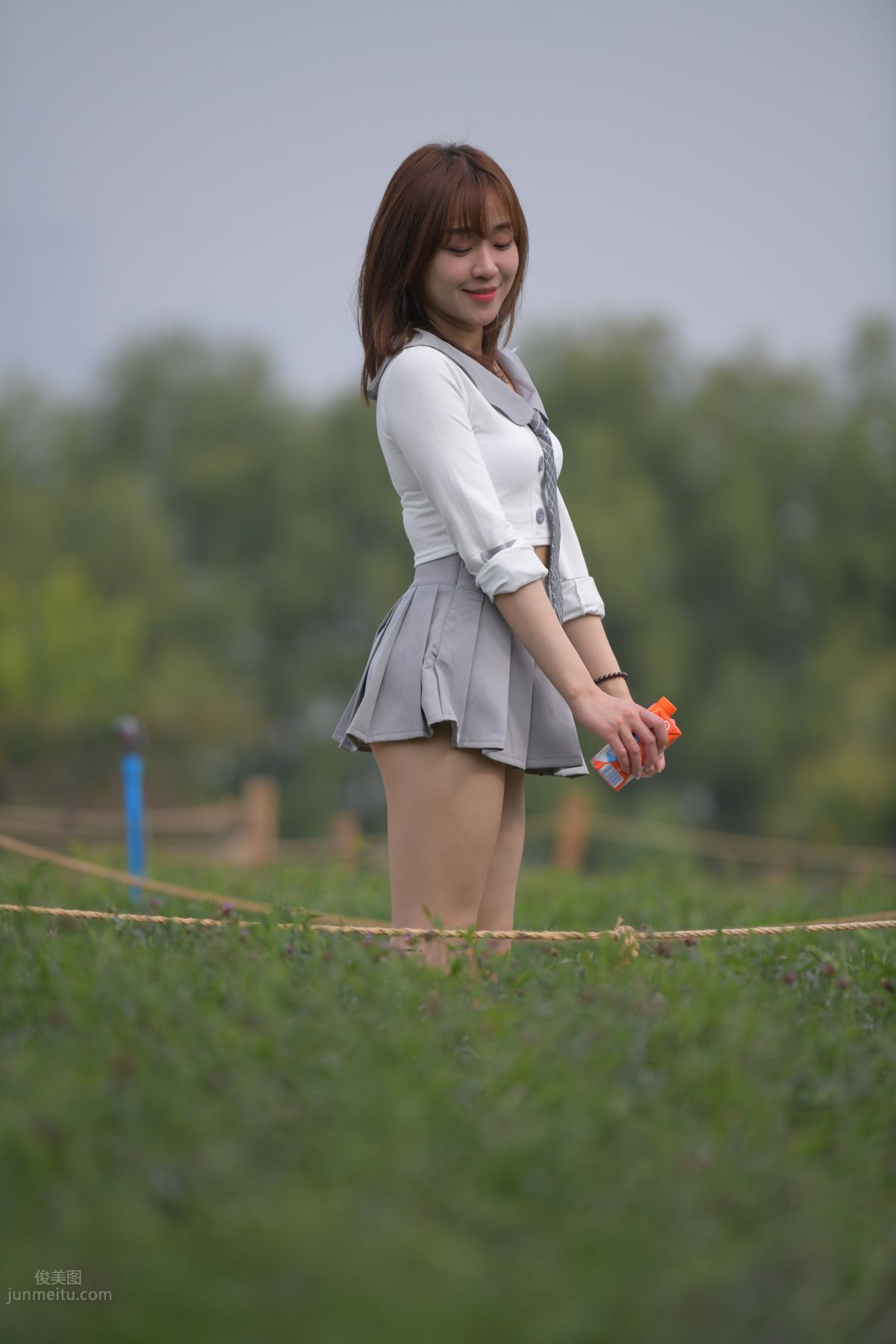 [魔鏡街拍] 095 性感動人的小百褶裙美女 600
