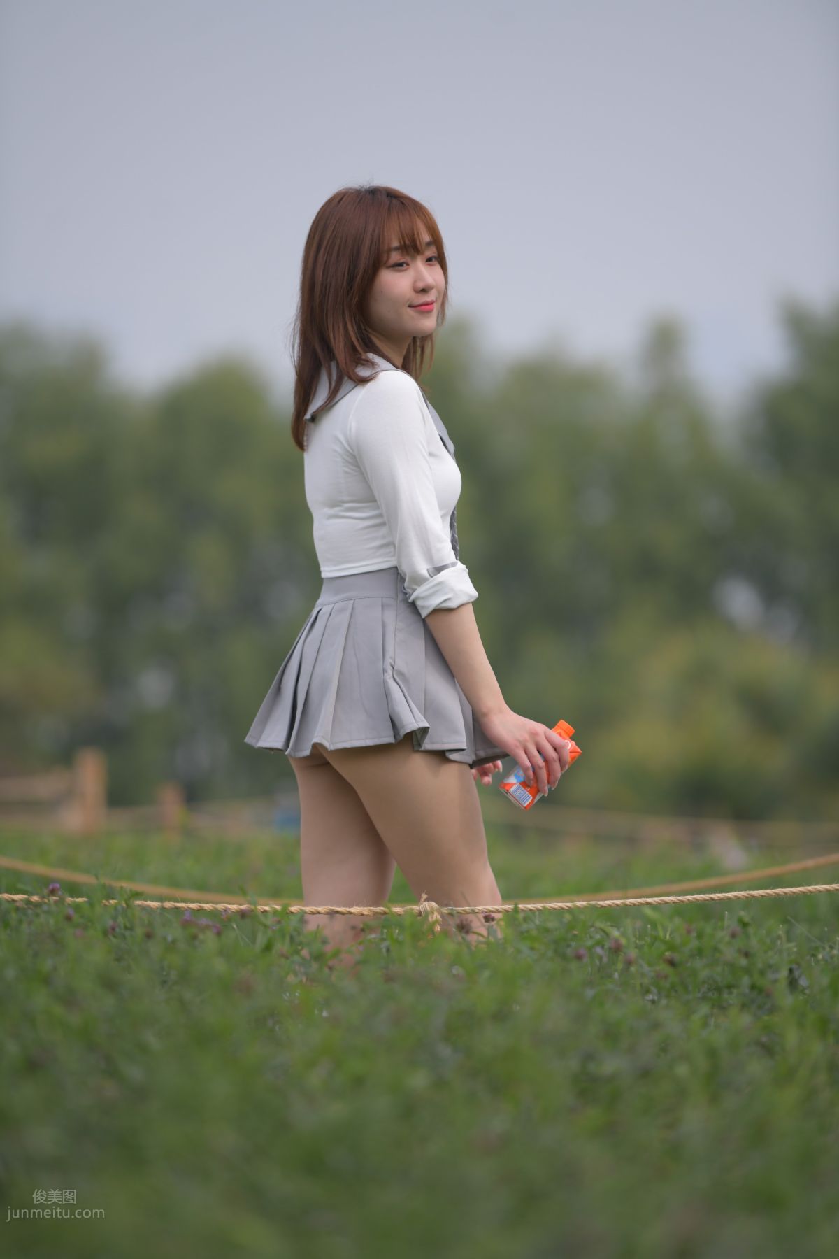 [魔鏡街拍] 095 性感動人的小百褶裙美女 601