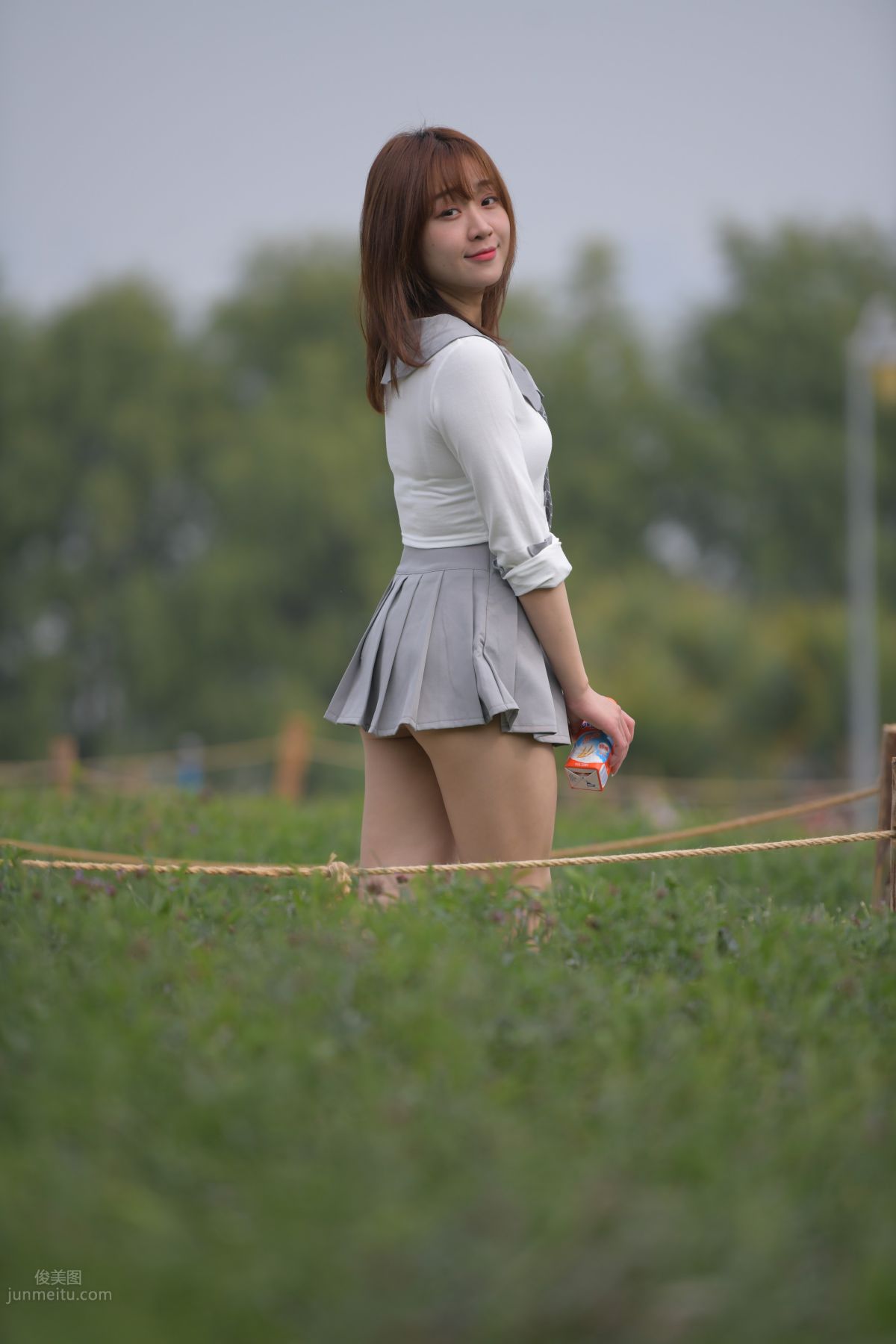 [魔鏡街拍] 095 性感動人的小百褶裙美女 603