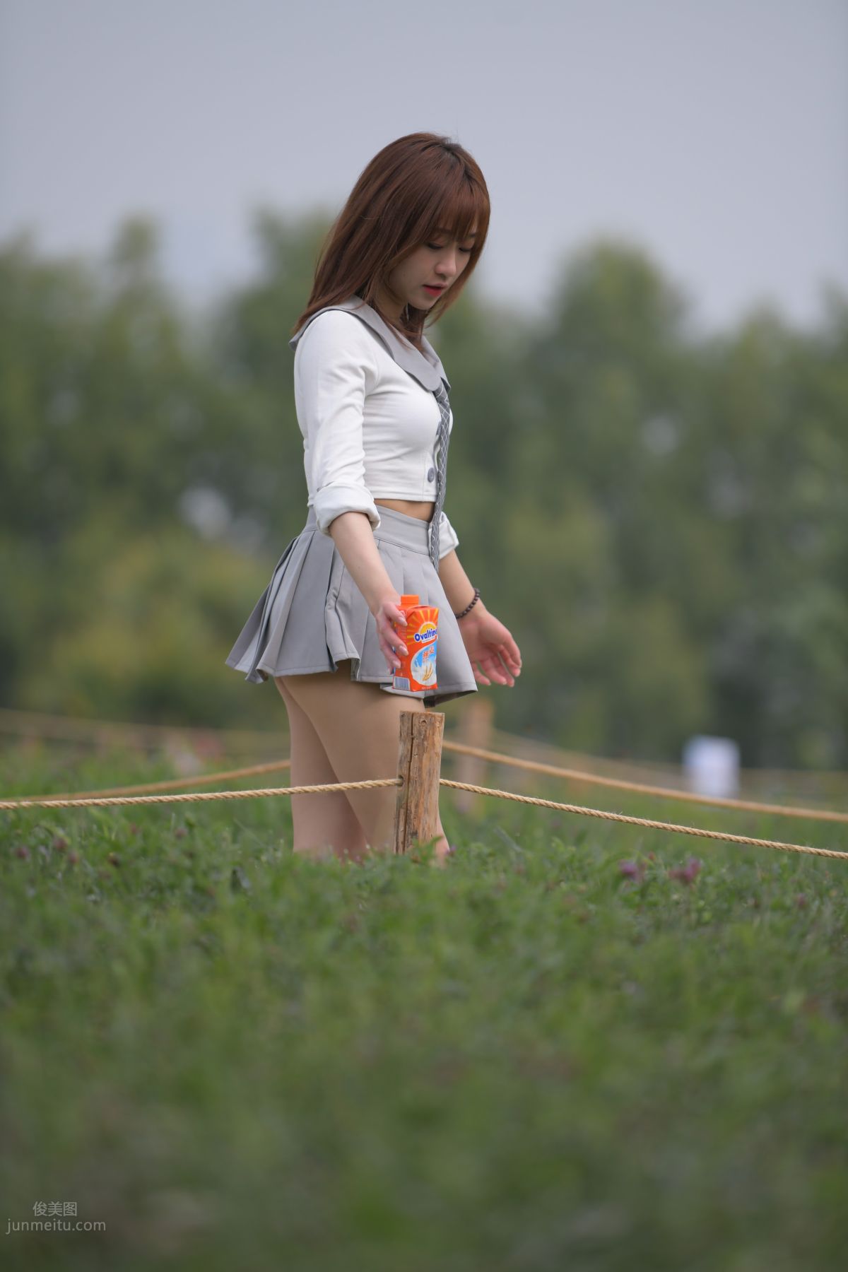 [魔鏡街拍] 095 性感動人的小百褶裙美女 605