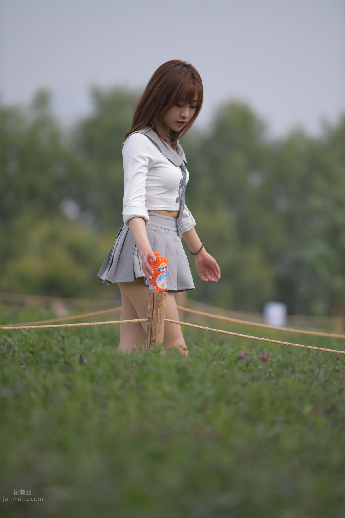 [魔鏡街拍] 095 性感動人的小百褶裙美女 606