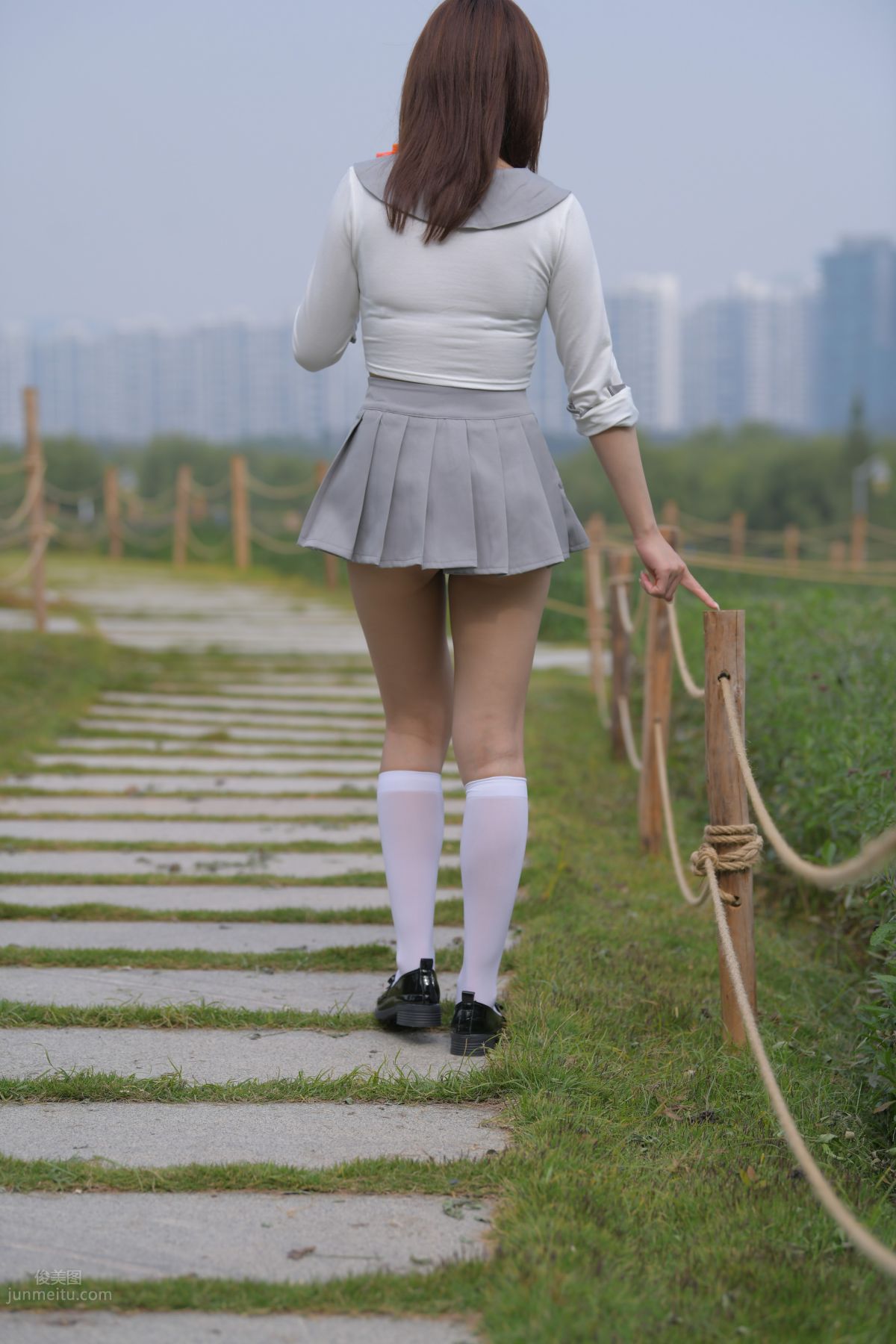 [魔鏡街拍] 095 性感動人的小百褶裙美女 608