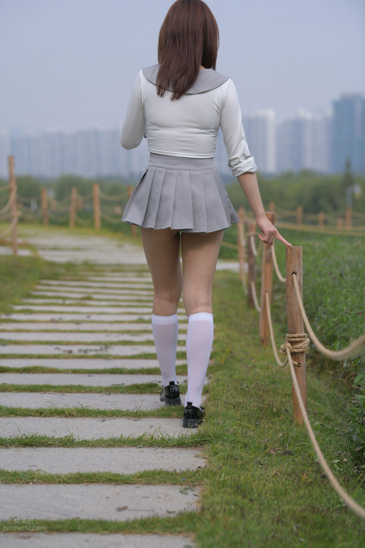 [魔鏡街拍] 095 性感動人的小百褶裙美女 609