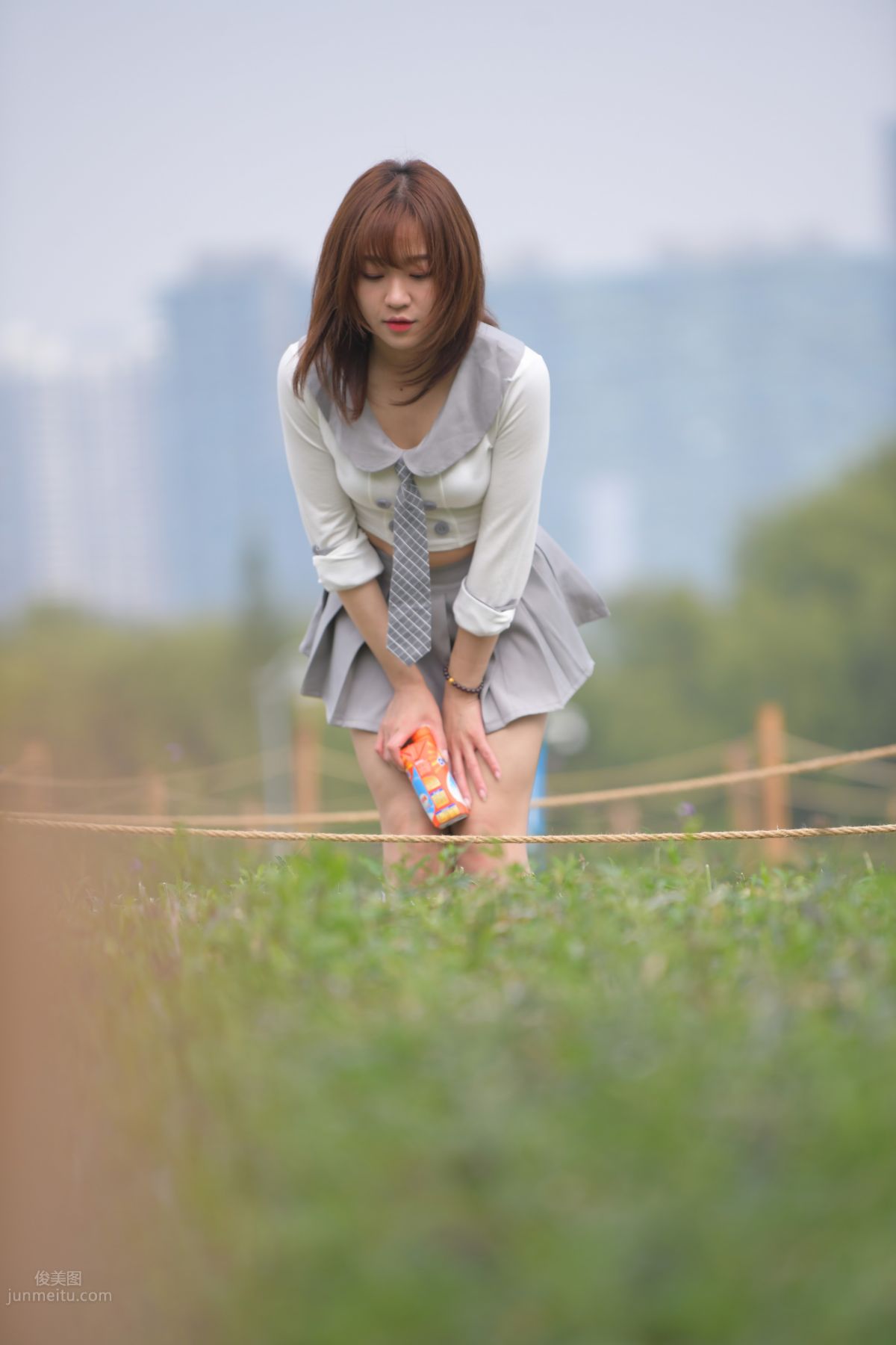 [魔鏡街拍] 095 性感動人的小百褶裙美女 610