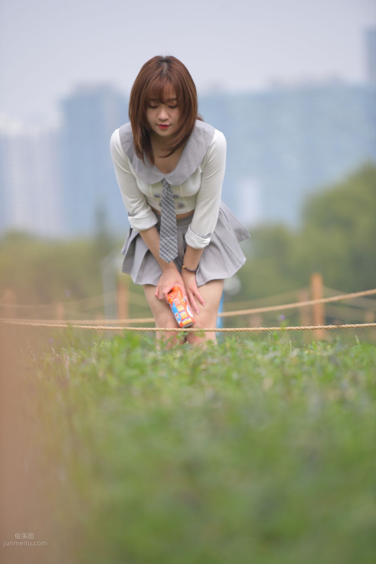 [魔鏡街拍] 095 性感動人的小百褶裙美女 611