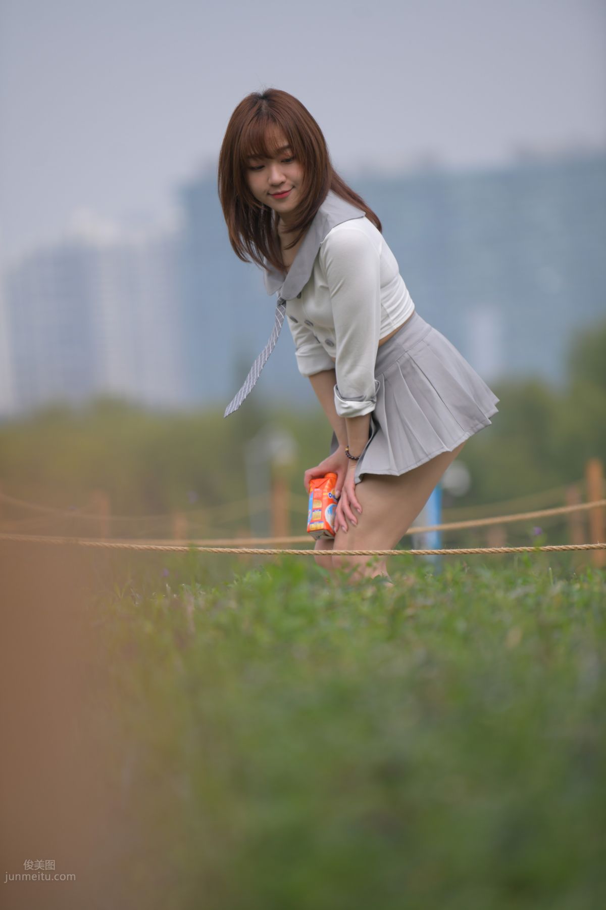 [魔鏡街拍] 095 性感動人的小百褶裙美女 612