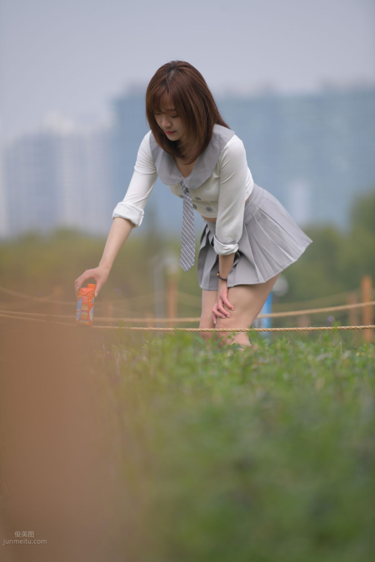 [魔鏡街拍] 095 性感動人的小百褶裙美女 620