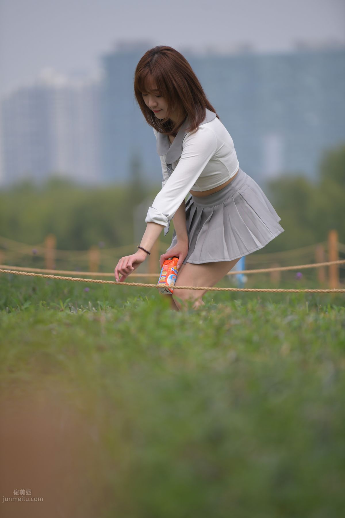 [魔鏡街拍] 095 性感動人的小百褶裙美女 622