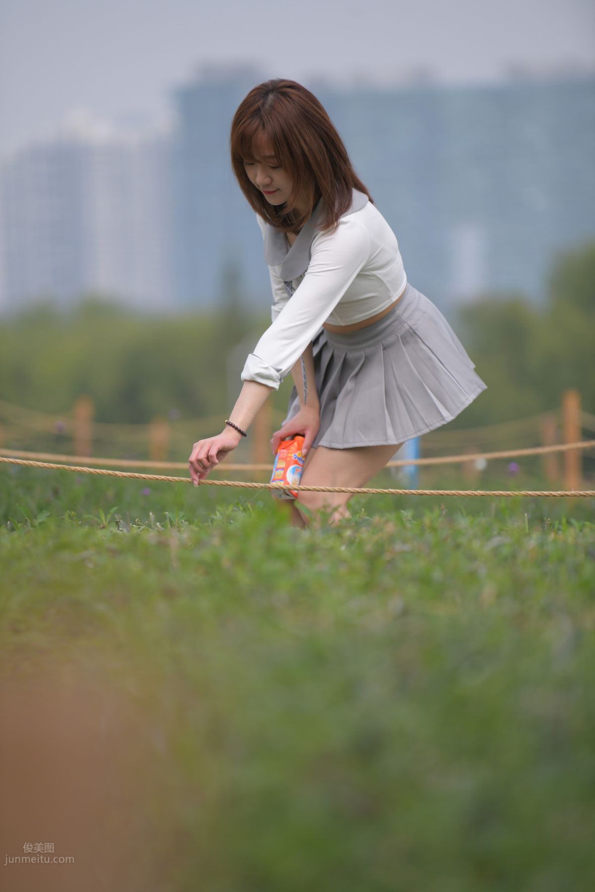 [魔鏡街拍] 095 性感動人的小百褶裙美女 623