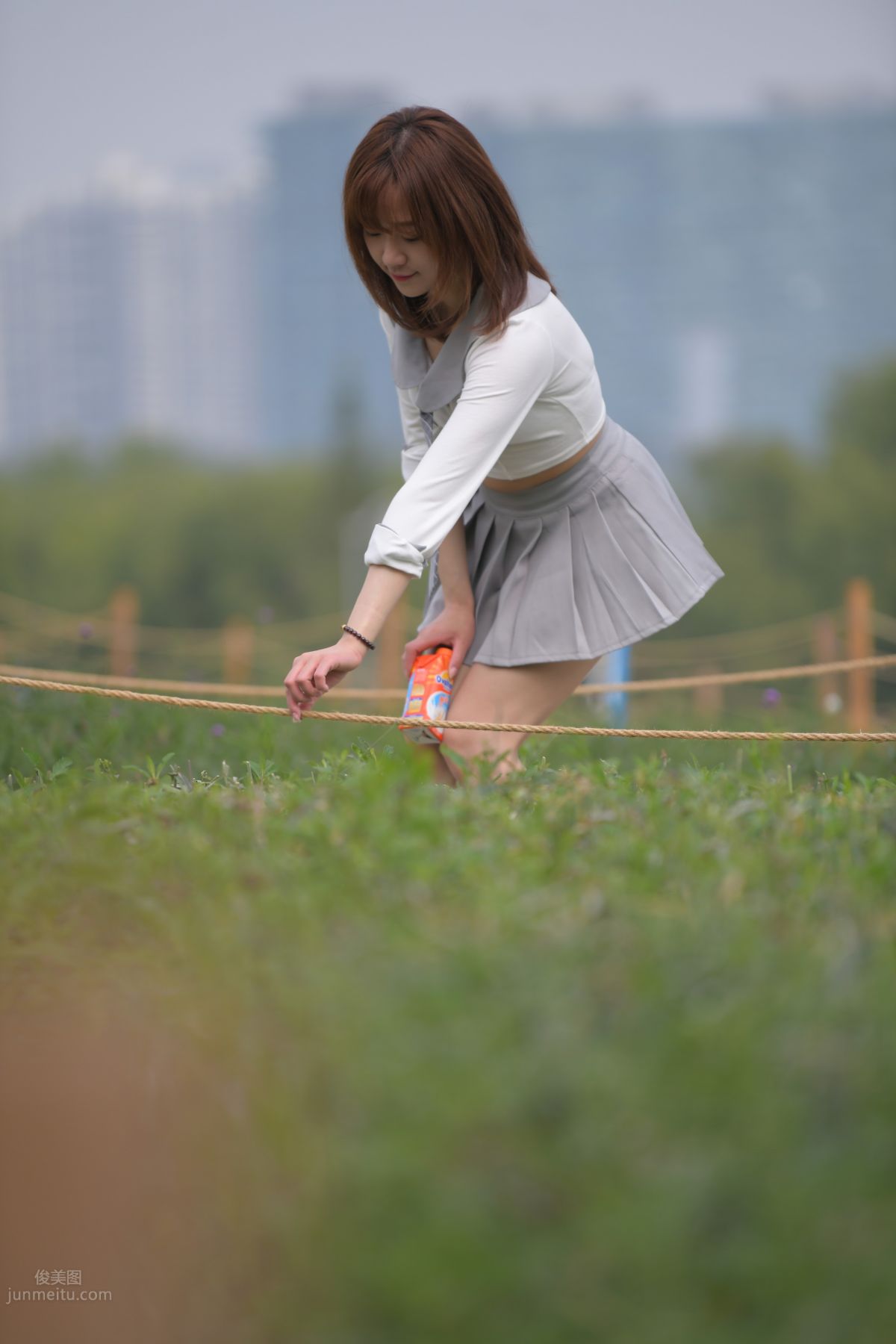 [魔鏡街拍] 095 性感動人的小百褶裙美女 624