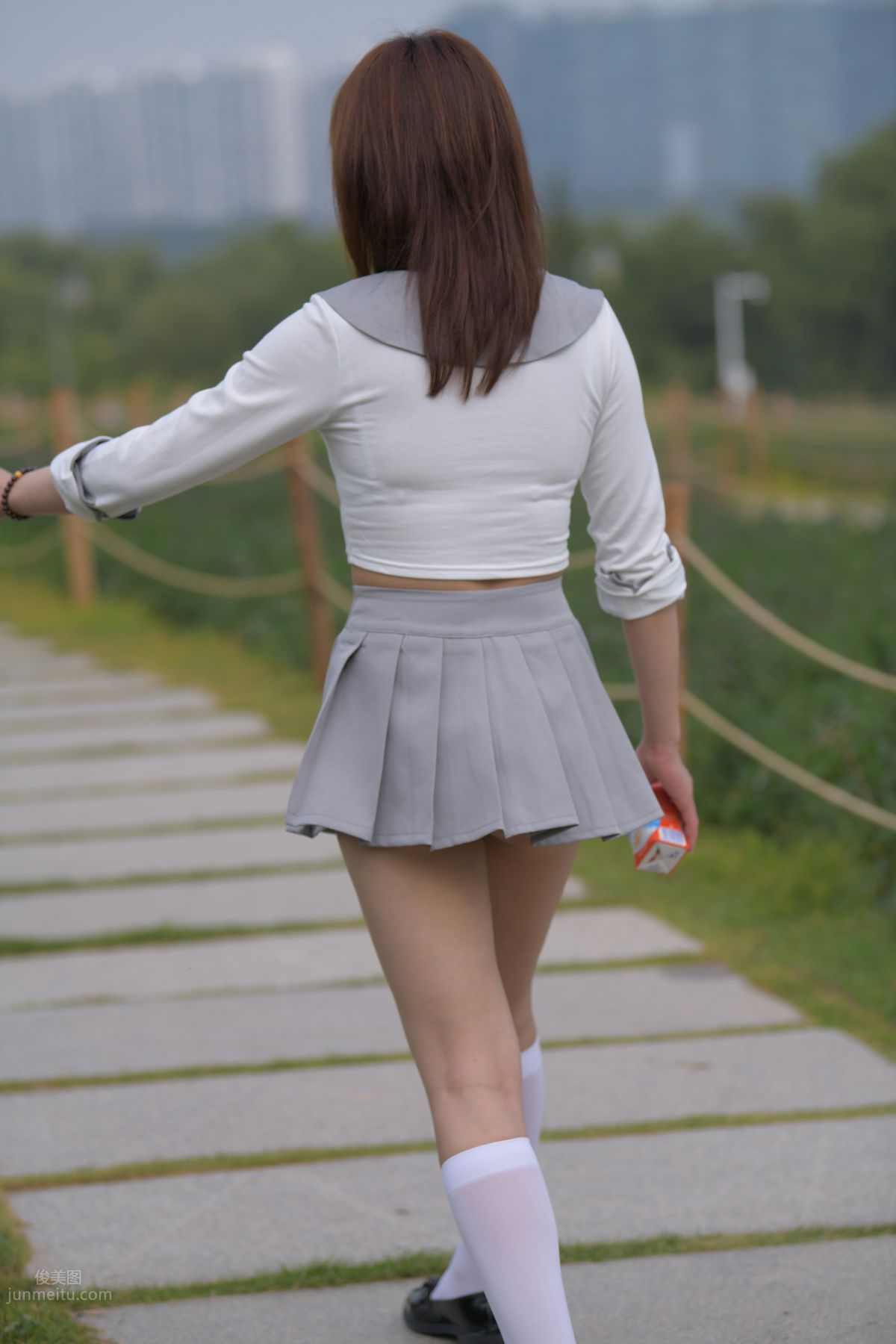 [魔鏡街拍] 095 性感動人的小百褶裙美女 626