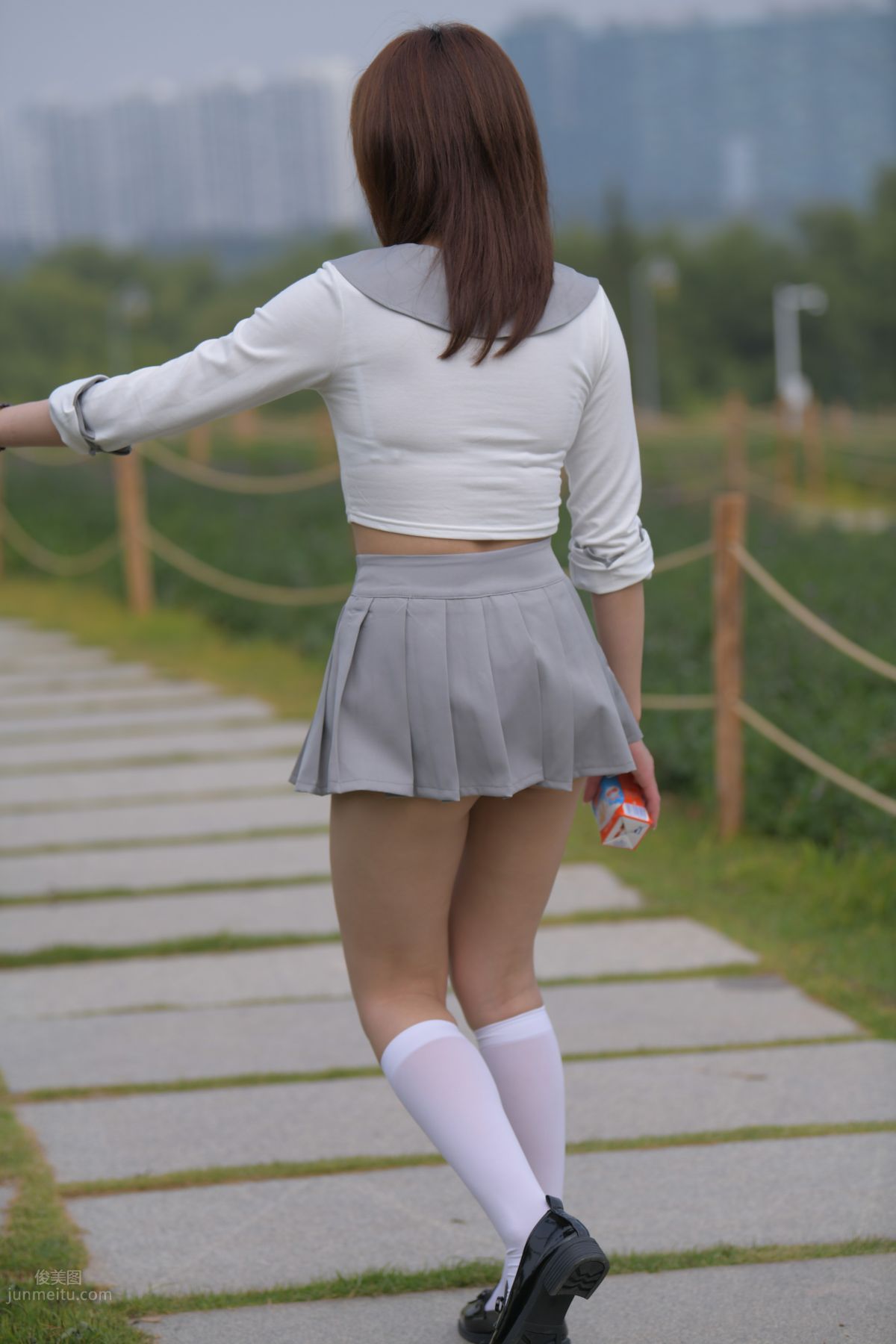 [魔鏡街拍] 095 性感動人的小百褶裙美女 627