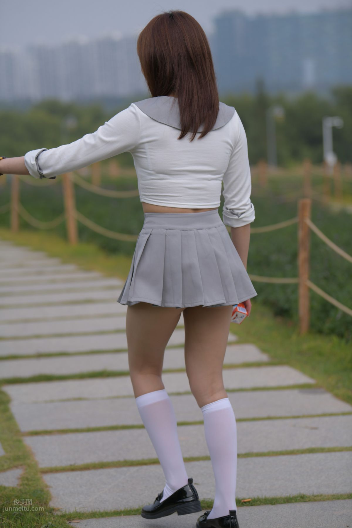 [魔鏡街拍] 095 性感動人的小百褶裙美女 628