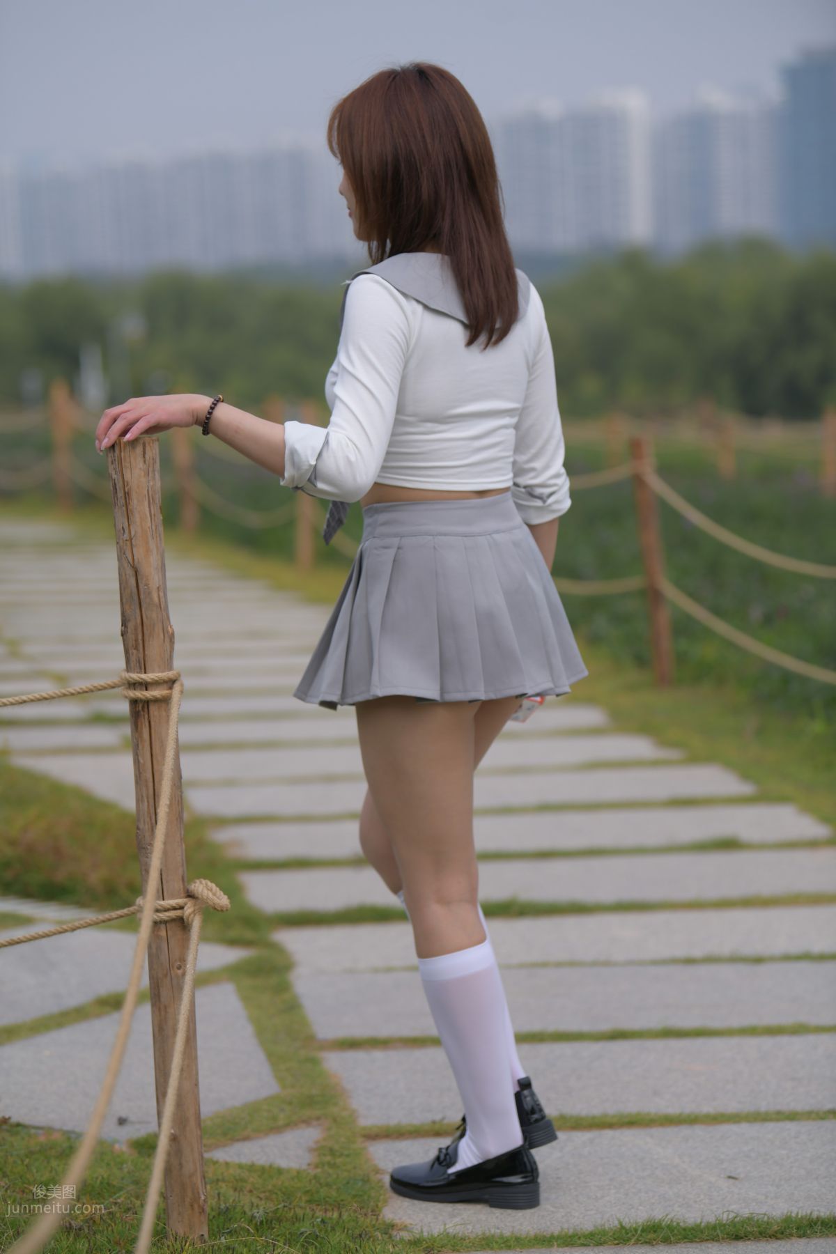 [魔鏡街拍] 095 性感動人的小百褶裙美女 632