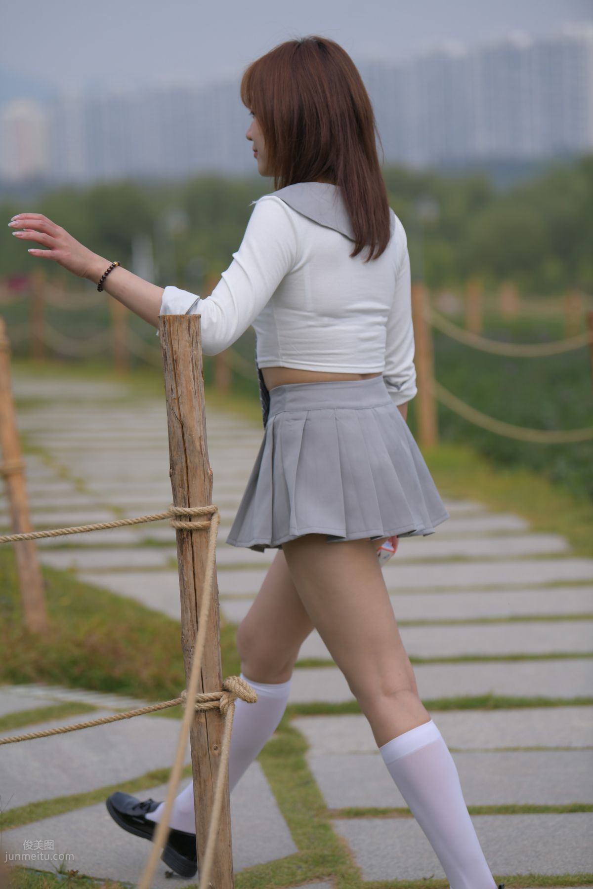 [魔鏡街拍] 095 性感動人的小百褶裙美女 633