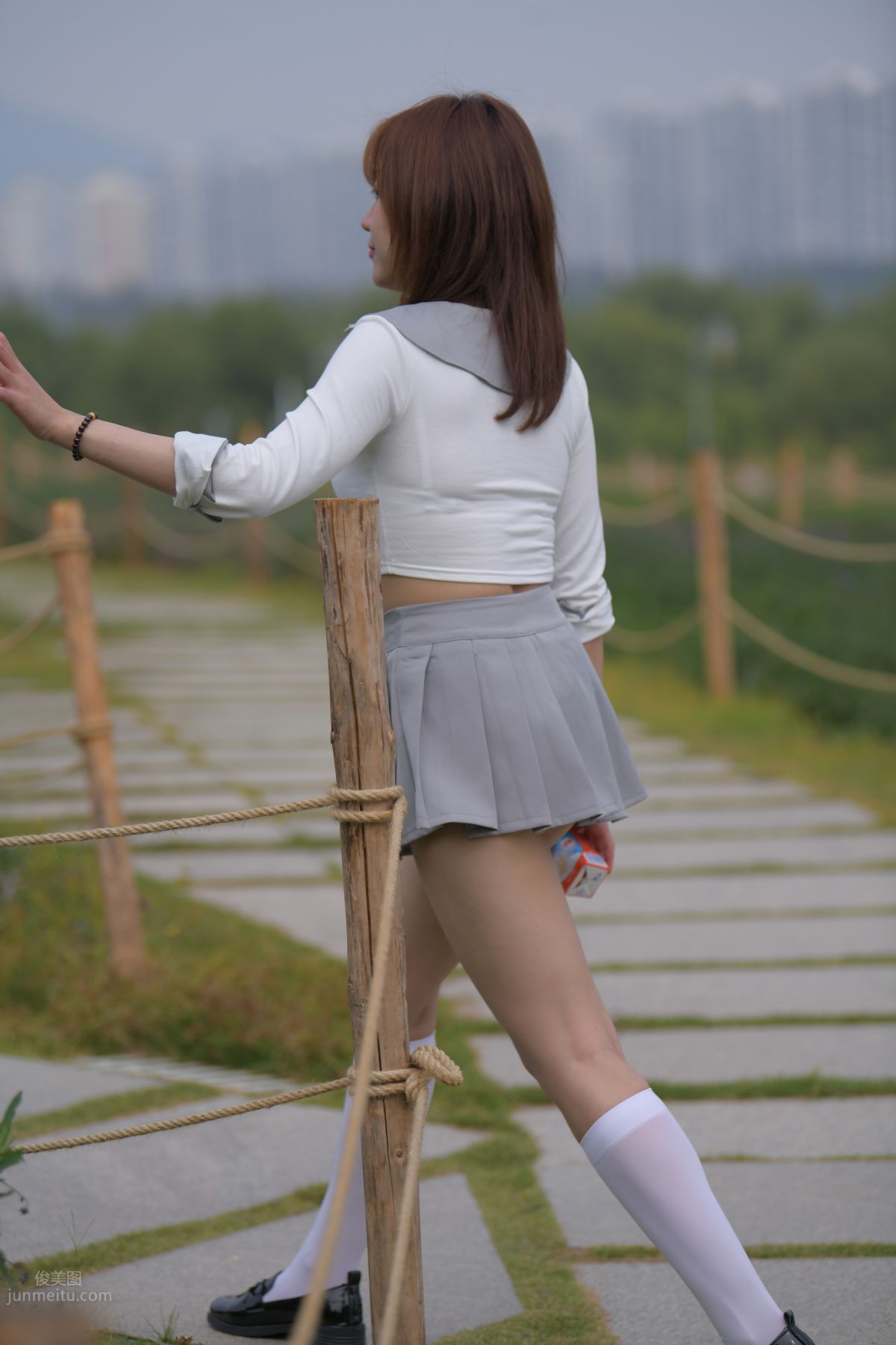 [魔鏡街拍] 095 性感動人的小百褶裙美女 634