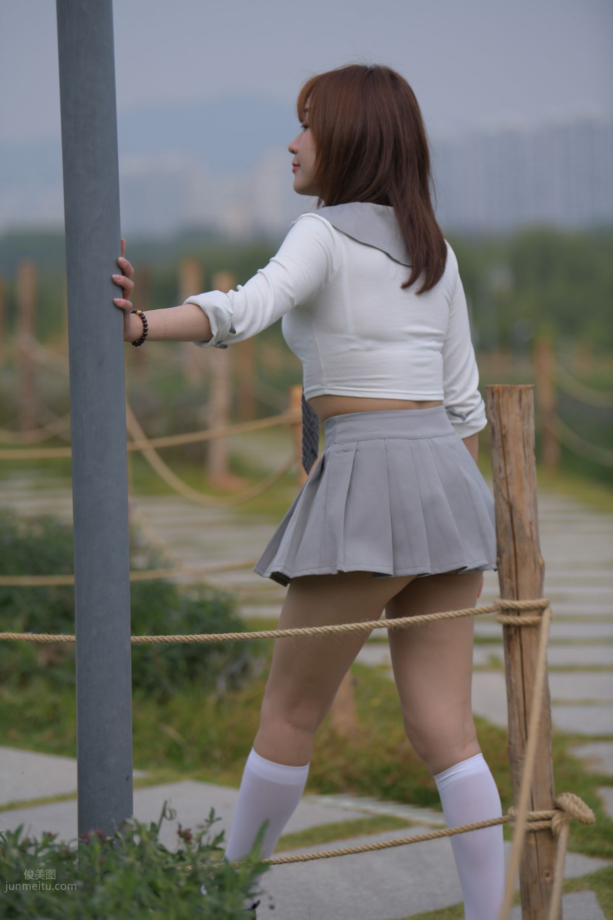 [魔鏡街拍] 095 性感動人的小百褶裙美女 636