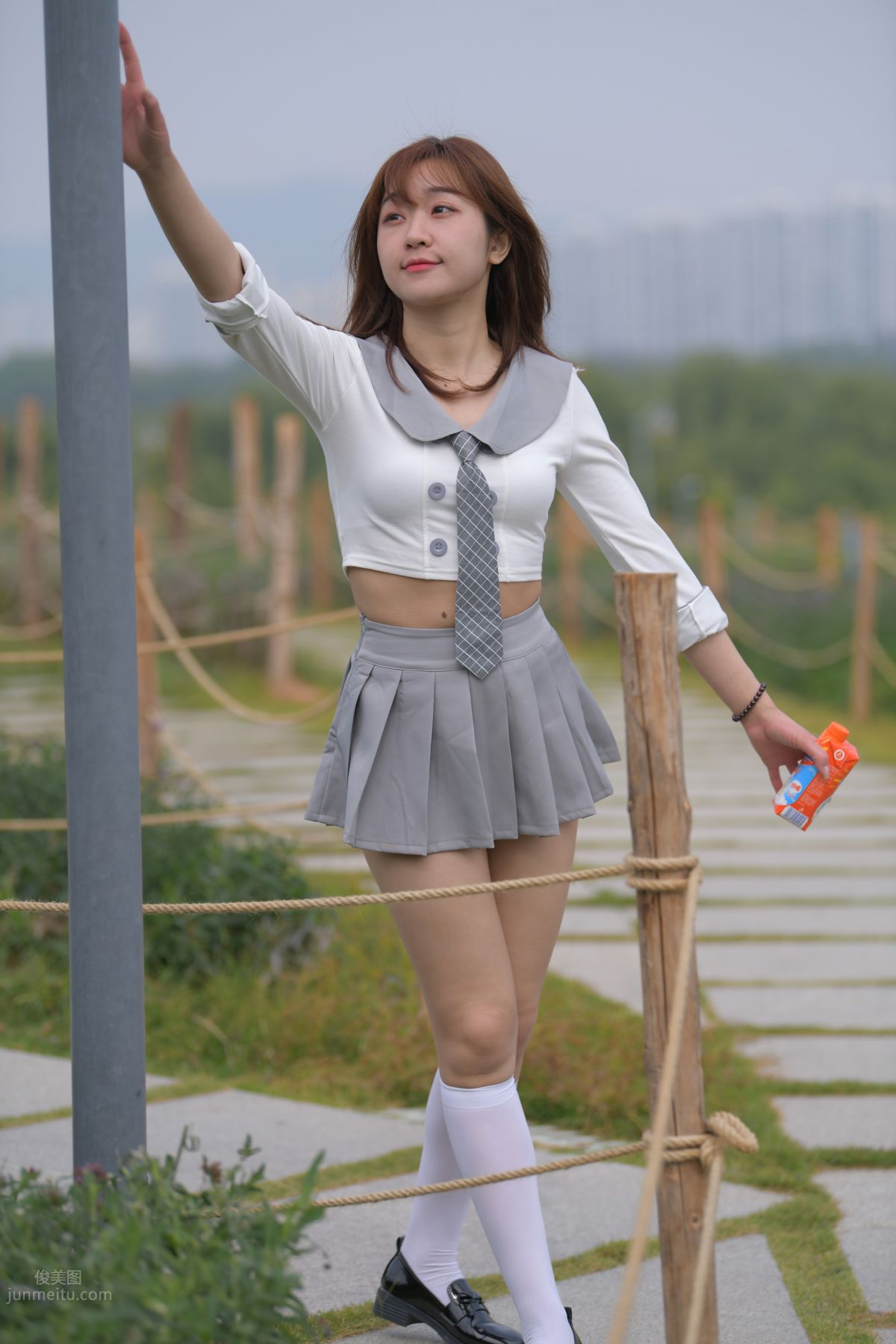 [魔鏡街拍] 095 性感動人的小百褶裙美女 638