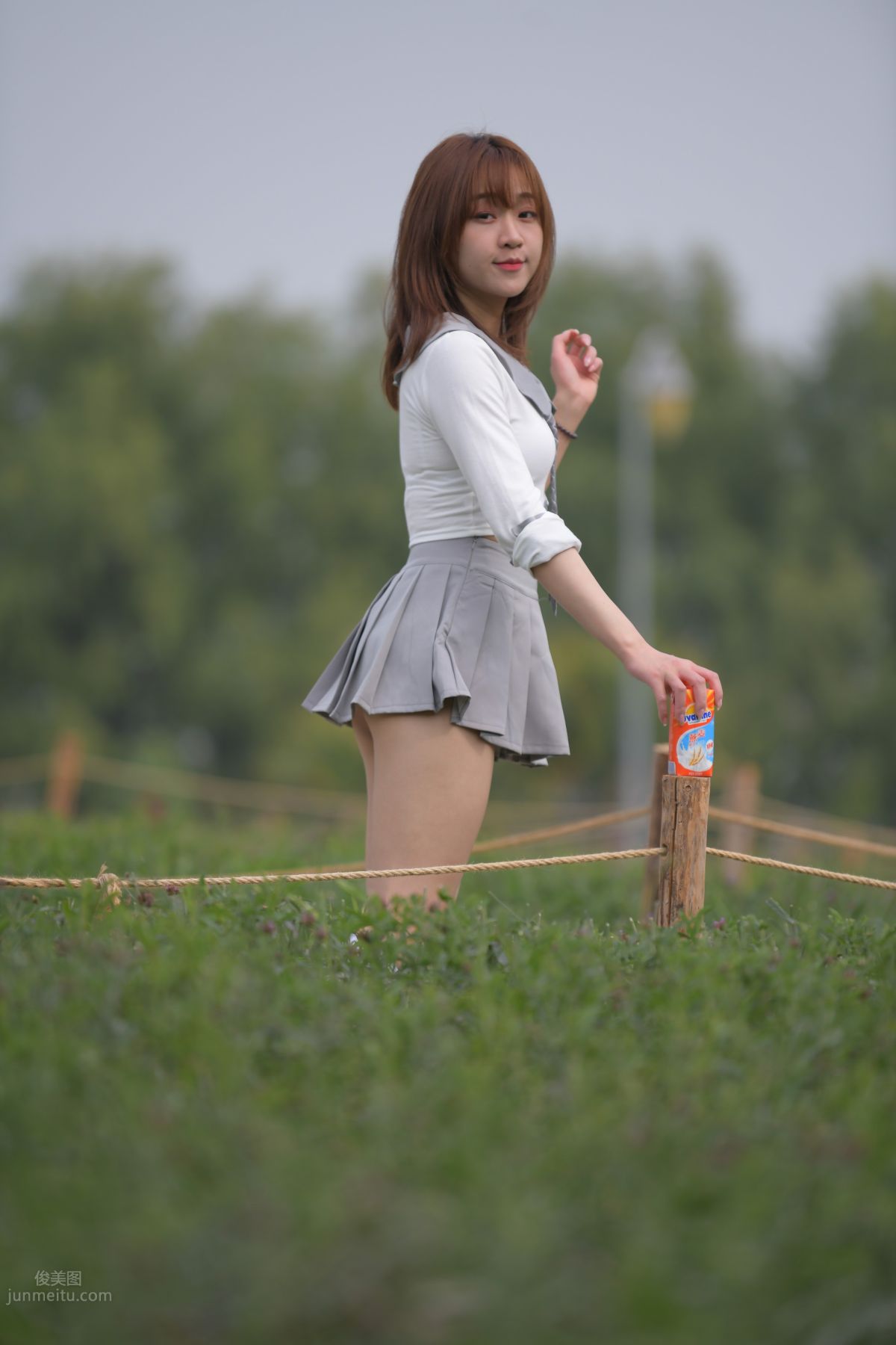 [魔鏡街拍] 095 性感動人的小百褶裙美女 644