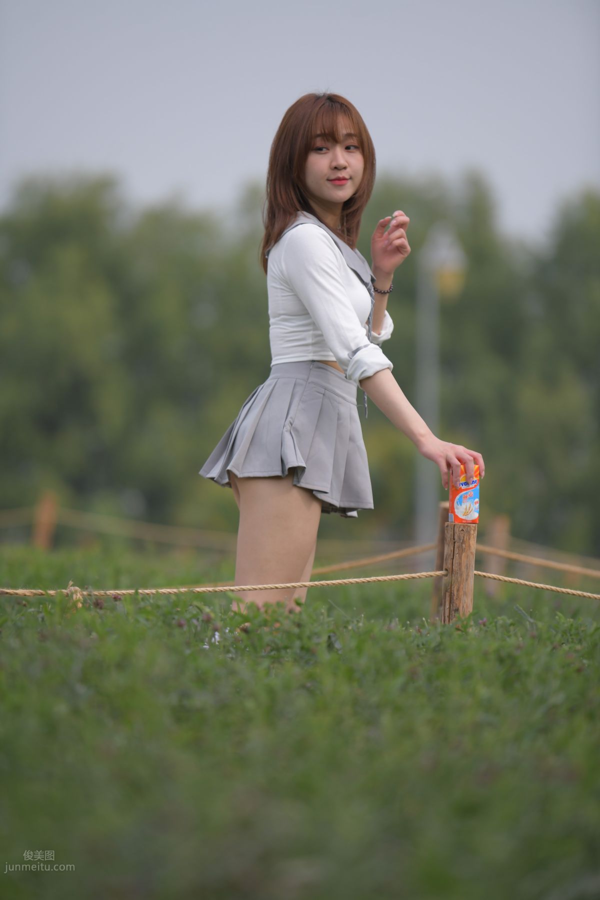 [魔鏡街拍] 095 性感動人的小百褶裙美女 645