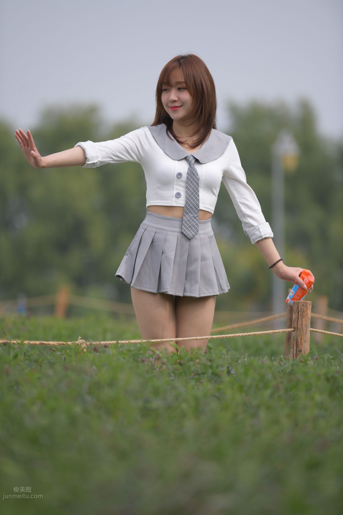 [魔鏡街拍] 095 性感動人的小百褶裙美女 650