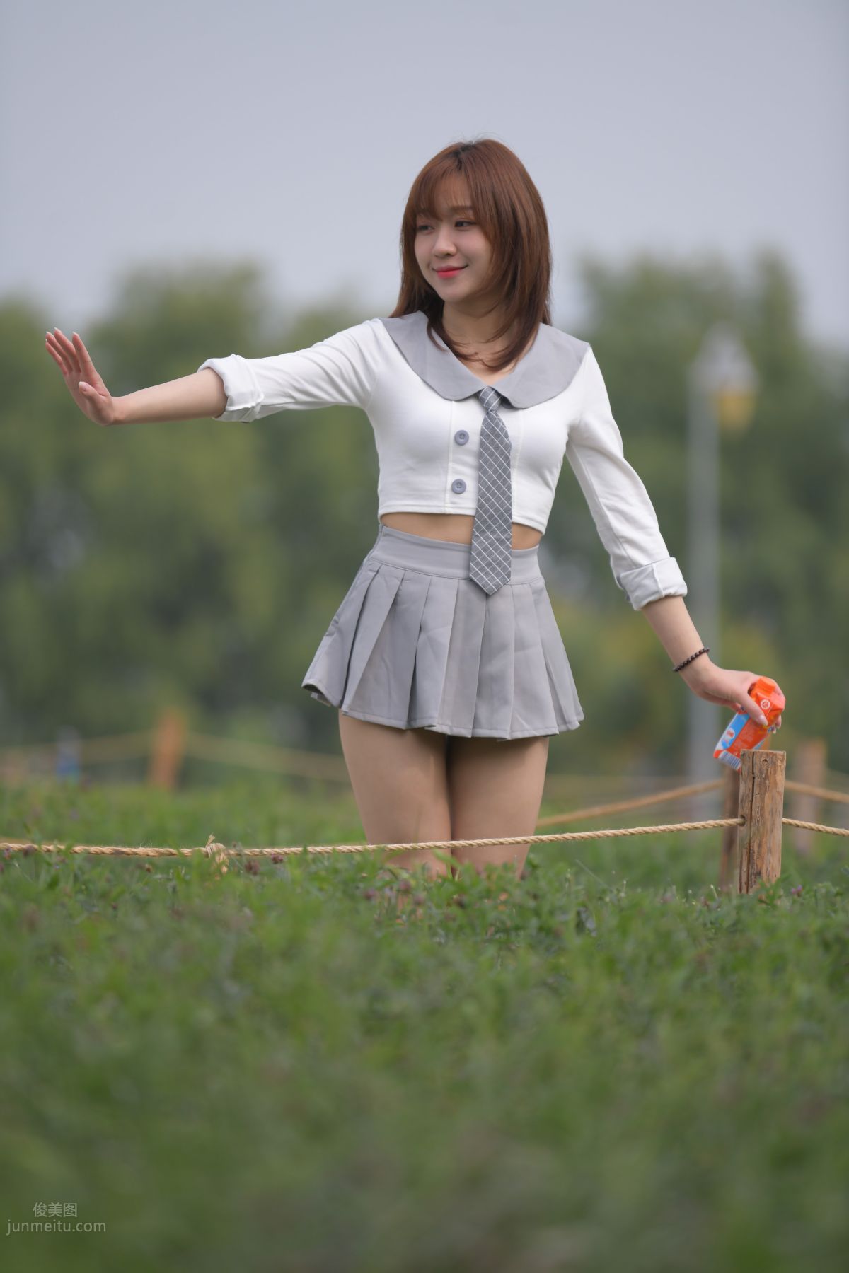 [魔鏡街拍] 095 性感動人的小百褶裙美女 651