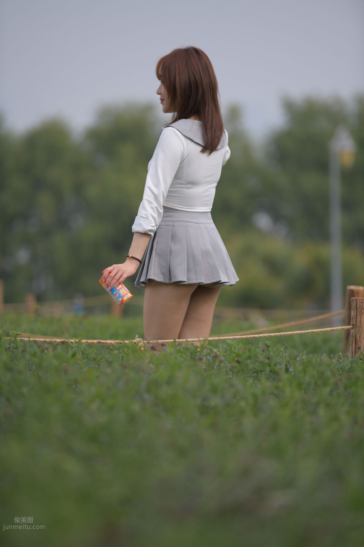 [魔鏡街拍] 095 性感動人的小百褶裙美女 654