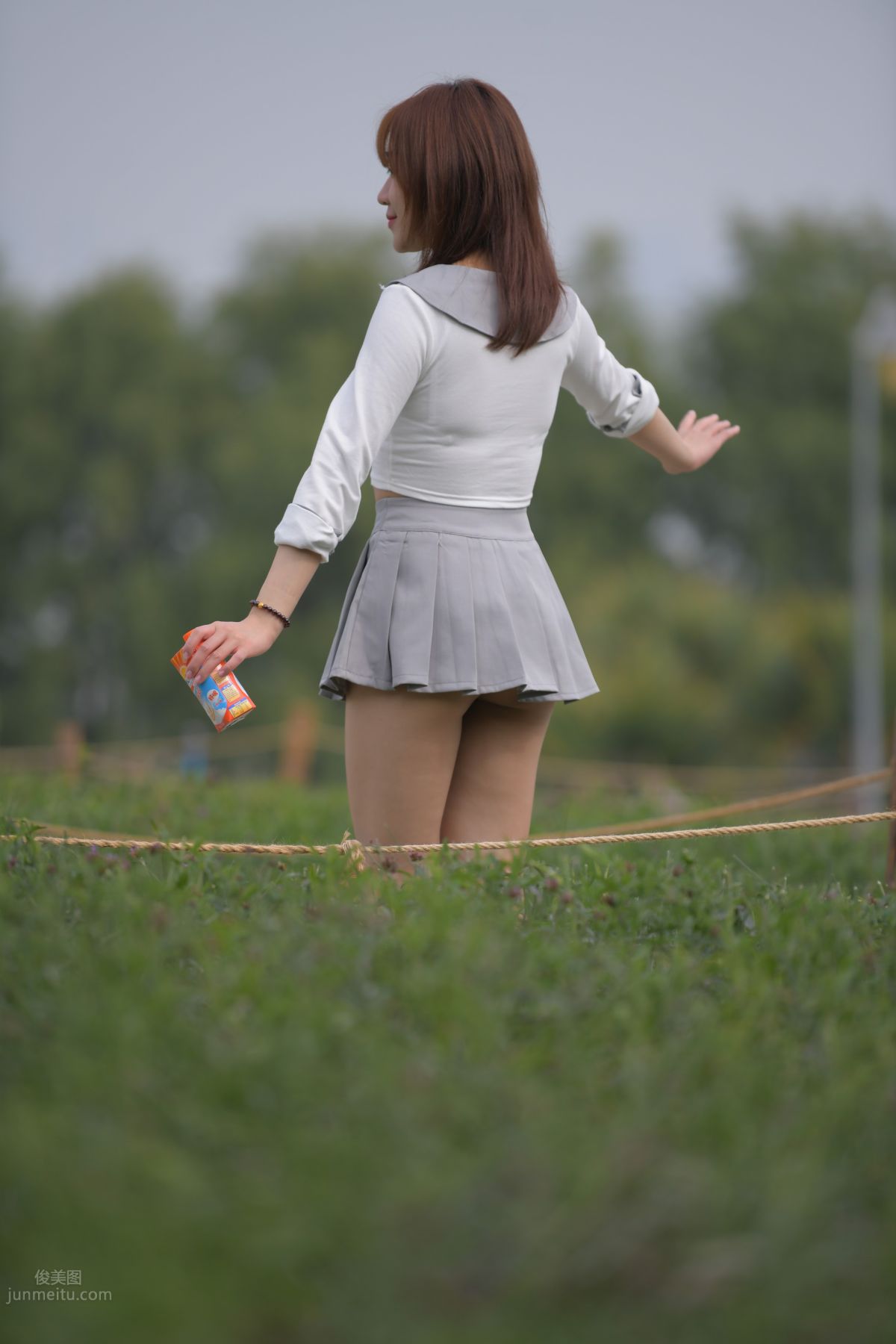 [魔鏡街拍] 095 性感動人的小百褶裙美女 655