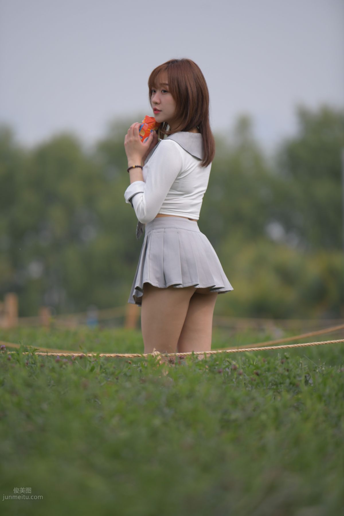 [魔鏡街拍] 095 性感動人的小百褶裙美女 660