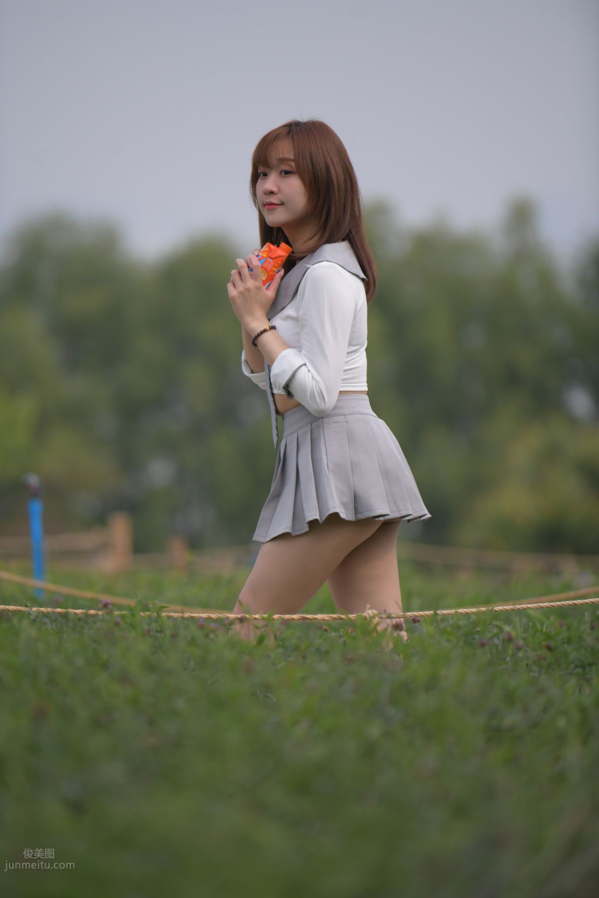 [魔鏡街拍] 095 性感動人的小百褶裙美女 661