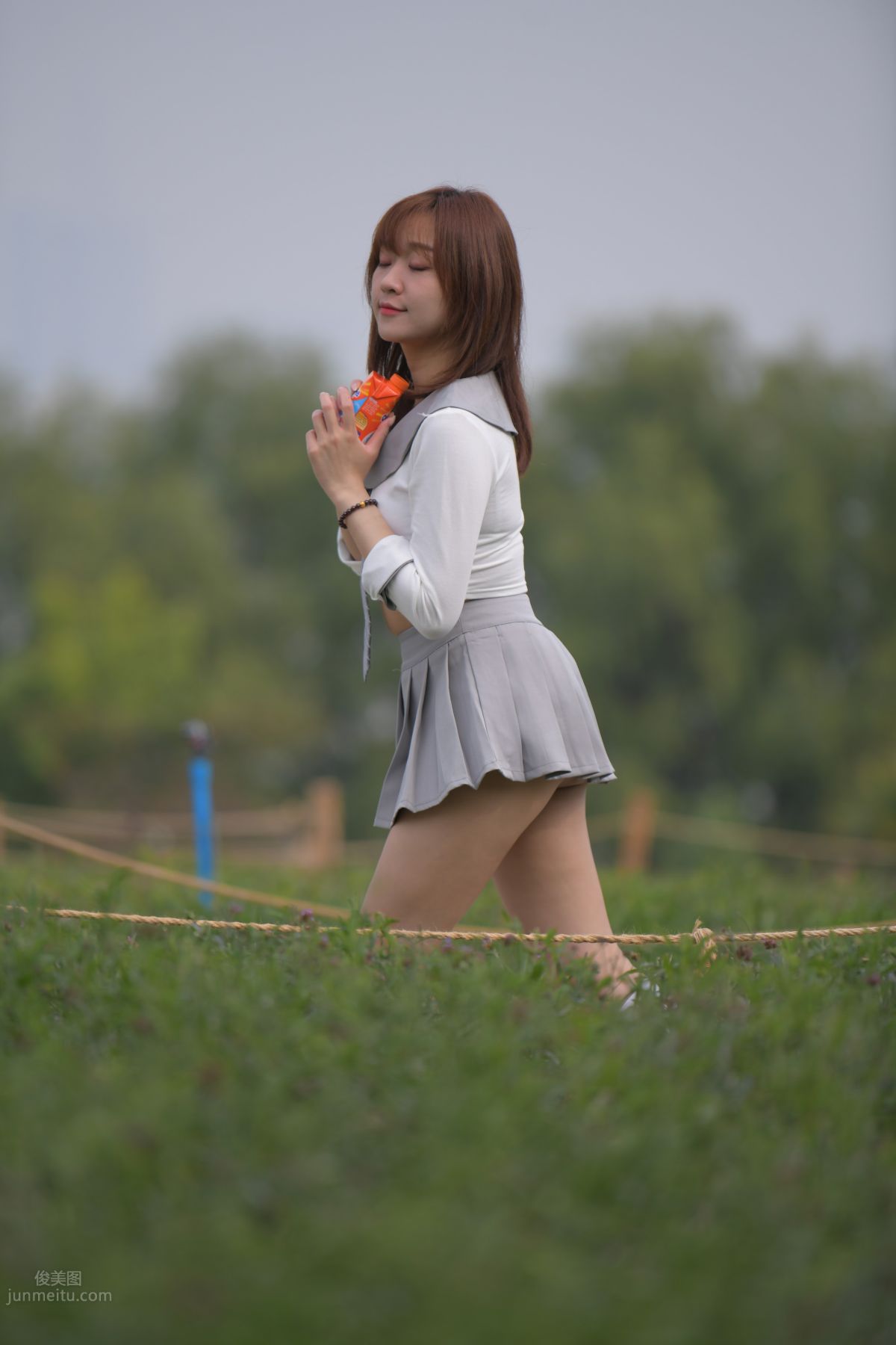 [魔鏡街拍] 095 性感動人的小百褶裙美女 663